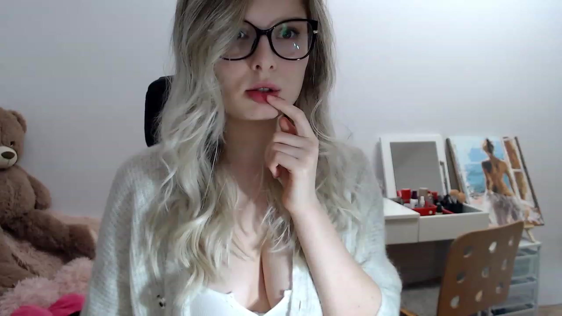Gallery image thumbnail from Sweettreat_mj's myfreecams stream on, 03/11/2024, 04:26 image 16 of 20