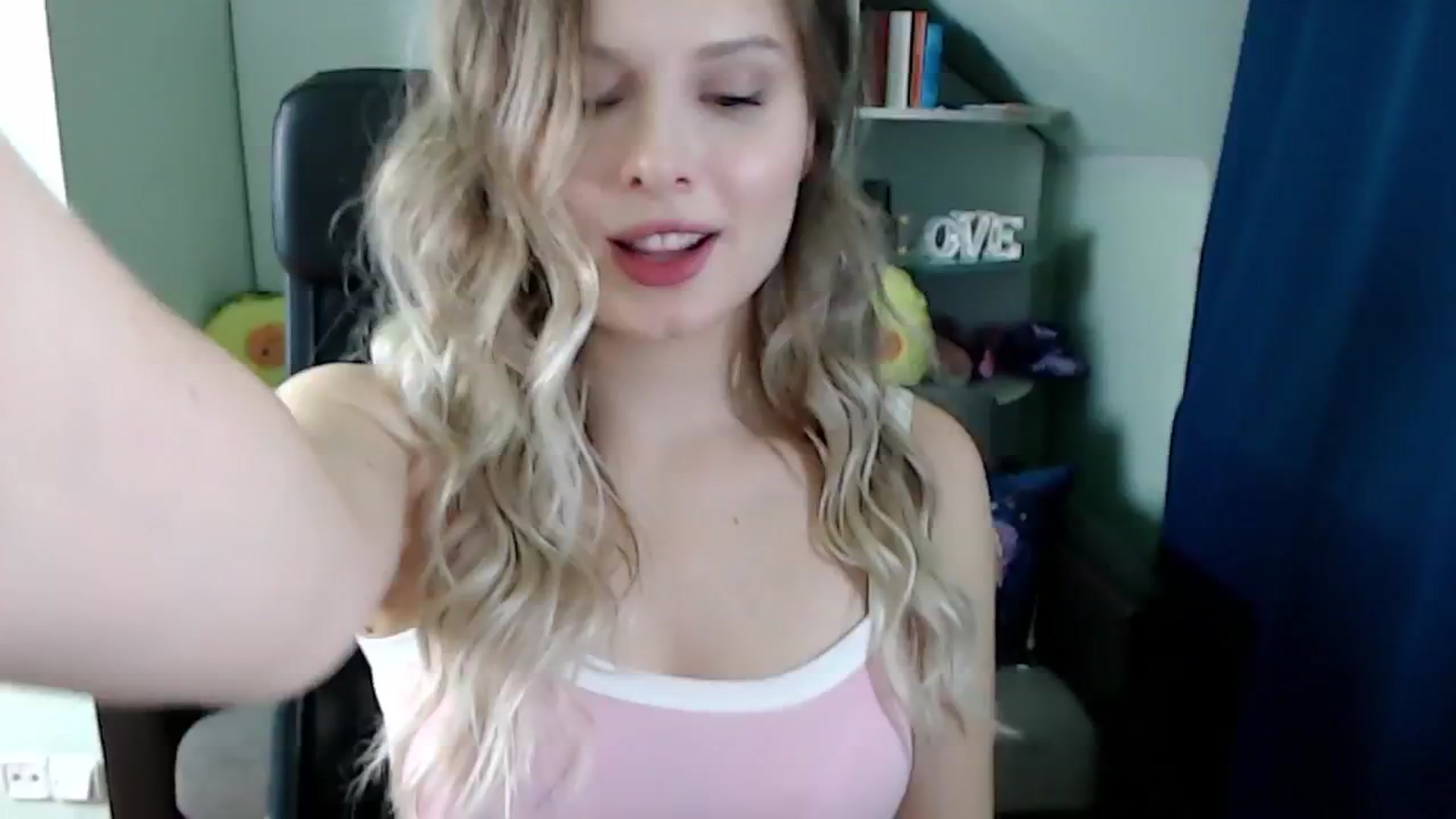 Gallery image thumbnail from Sweettreat_mj's myfreecams stream on, 09/23/2024, 01:53 image 1 of 20