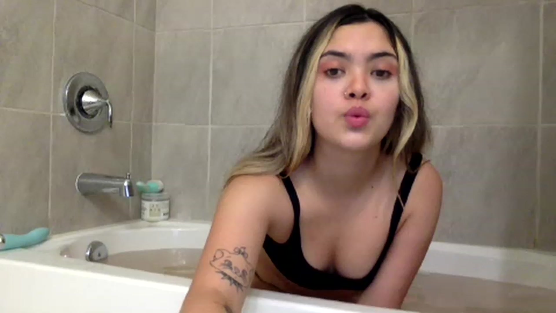 Gallery image thumbnail from Sweetxpoison_'s myfreecams stream on, 12/10/2022, 17:32 image 8 of 20