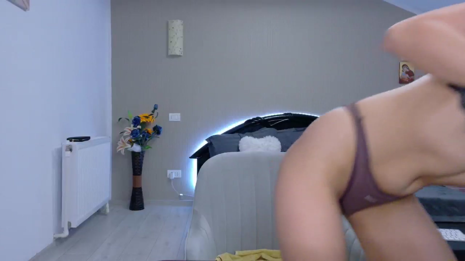 Gallery image thumbnail from SweetyKell's myfreecams stream on, 03/25/2026, 22:43 image 13 of 20