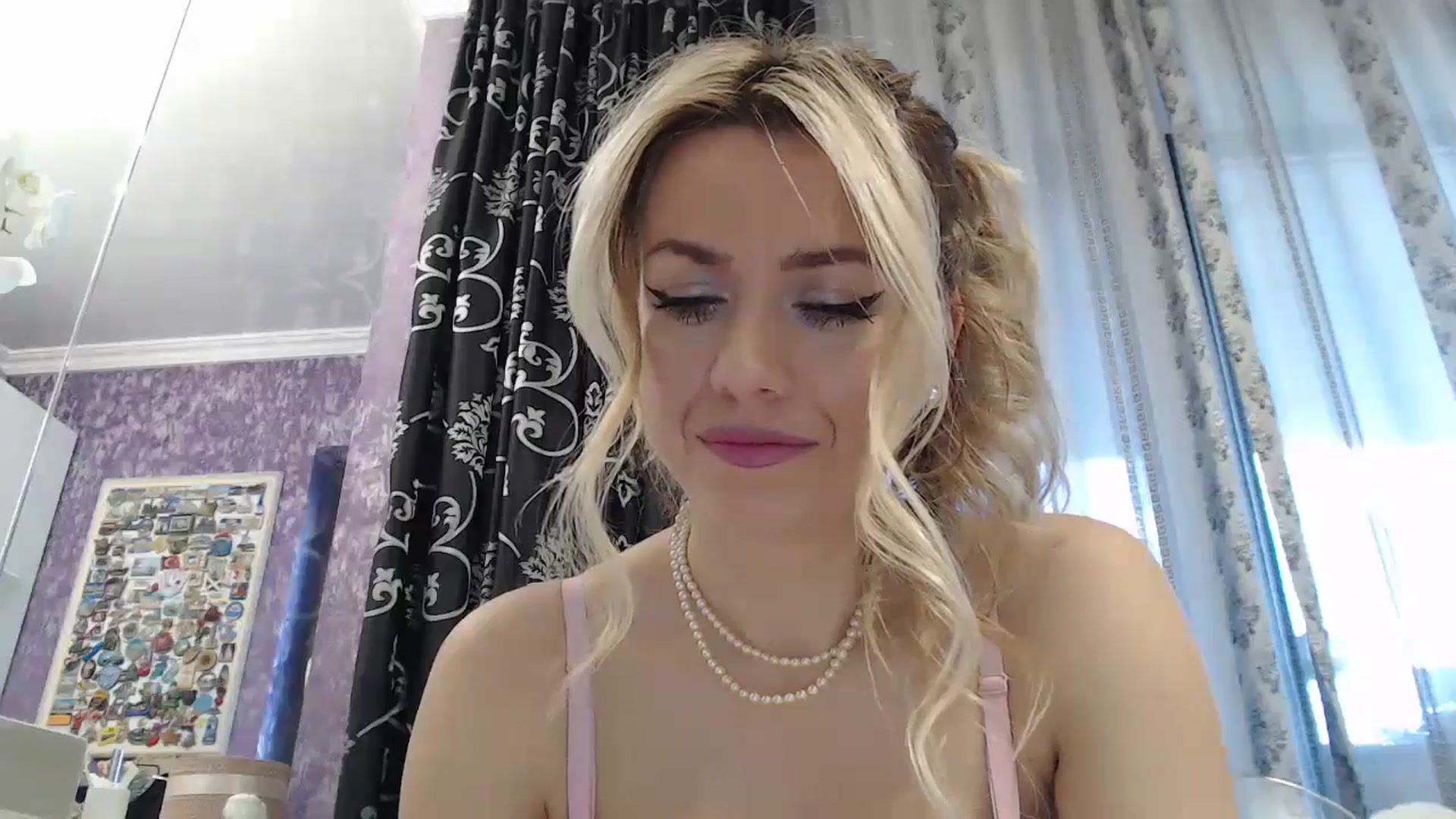 Gallery image thumbnail from SweetyKimmy's myfreecams stream on, 11/21/2024, 07:41 image 10 of 20