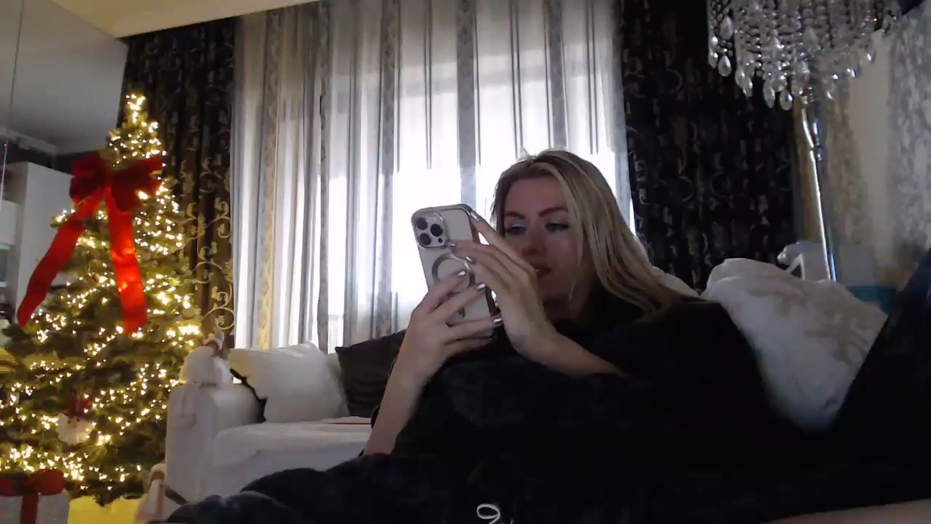 Gallery image thumbnail from SweetyKimmy's myfreecams stream on, 12/29/2024, 08:16 image 1 of 20