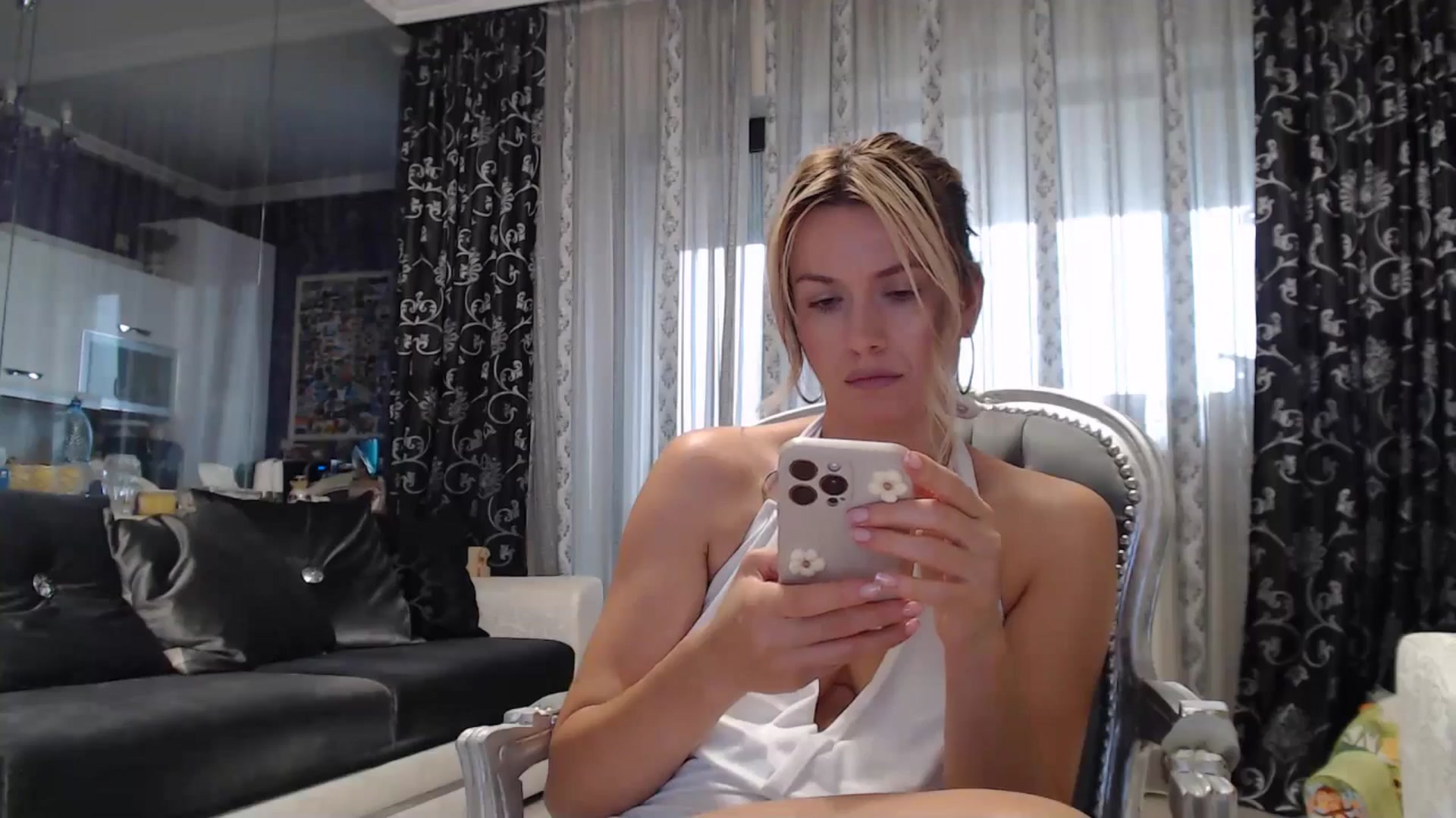Gallery image thumbnail from SweetyKimmy's myfreecams stream on, 08/18/2025, 07:08 image 16 of 20