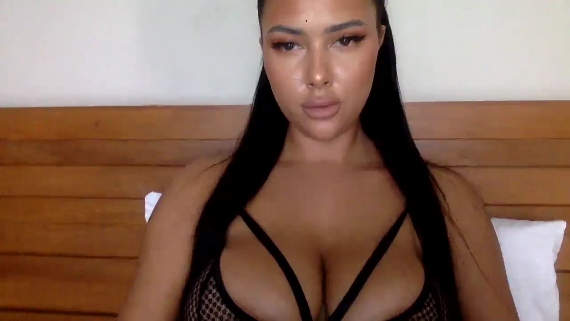 Gallery image thumbnail from Sweetyali's myfreecams stream on, 06/04/2024, 08:33 image 17 of 20