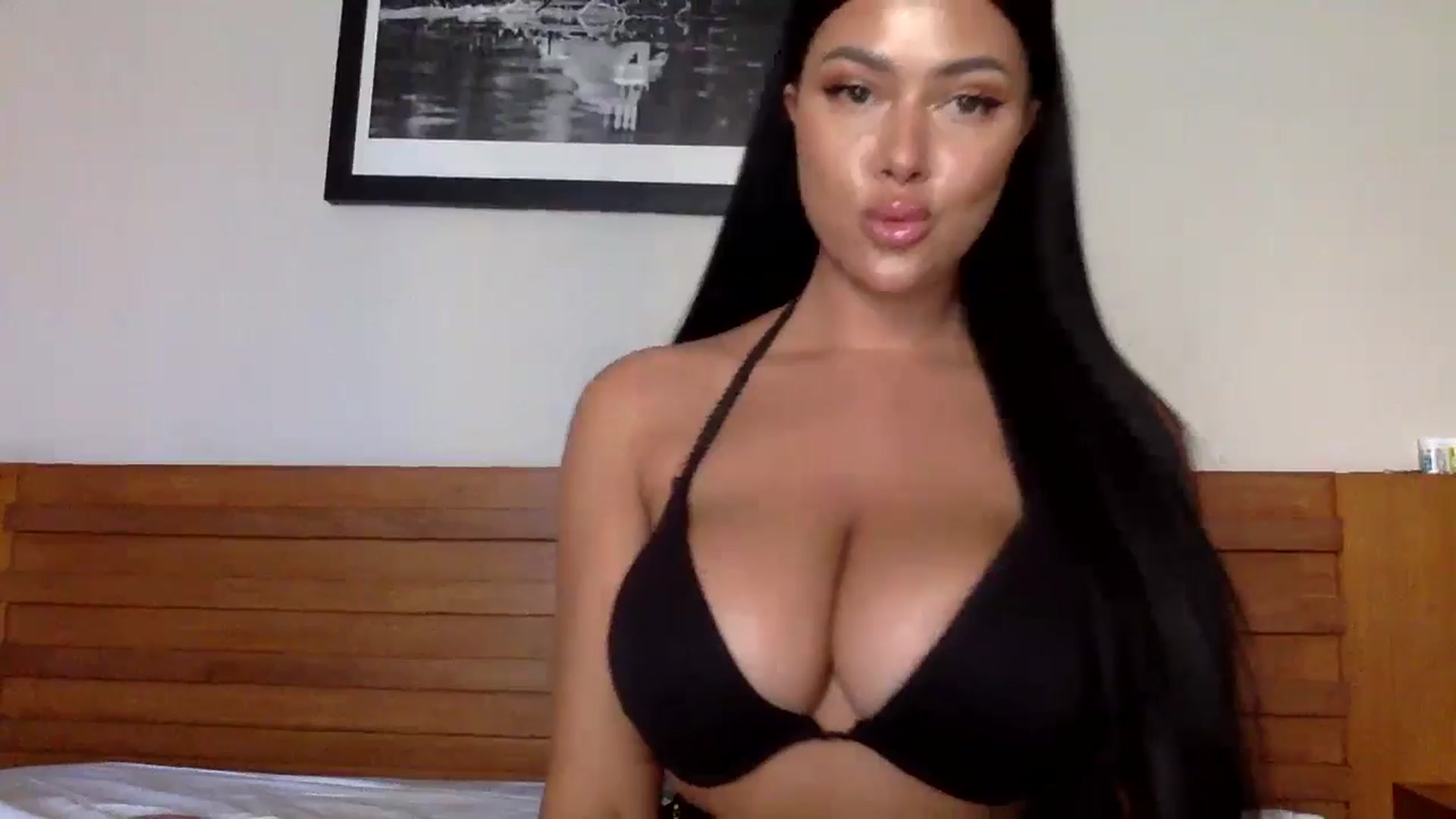 Gallery image thumbnail from Sweetyali's myfreecams stream on, 06/18/2024, 08:57 image 9 of 20
