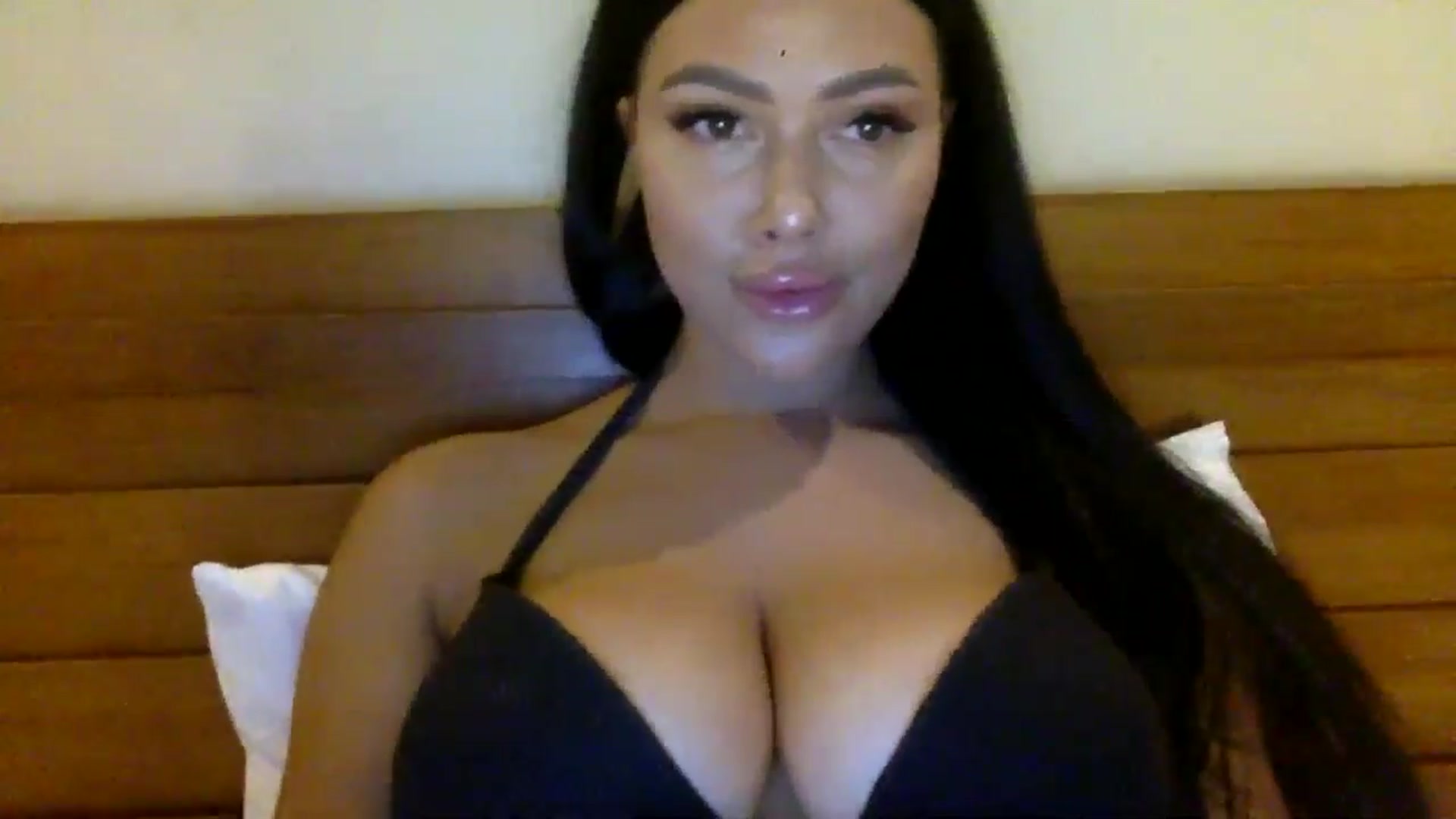 Gallery image thumbnail from Sweetyali's myfreecams stream on, 06/18/2024, 15:31 image 17 of 20