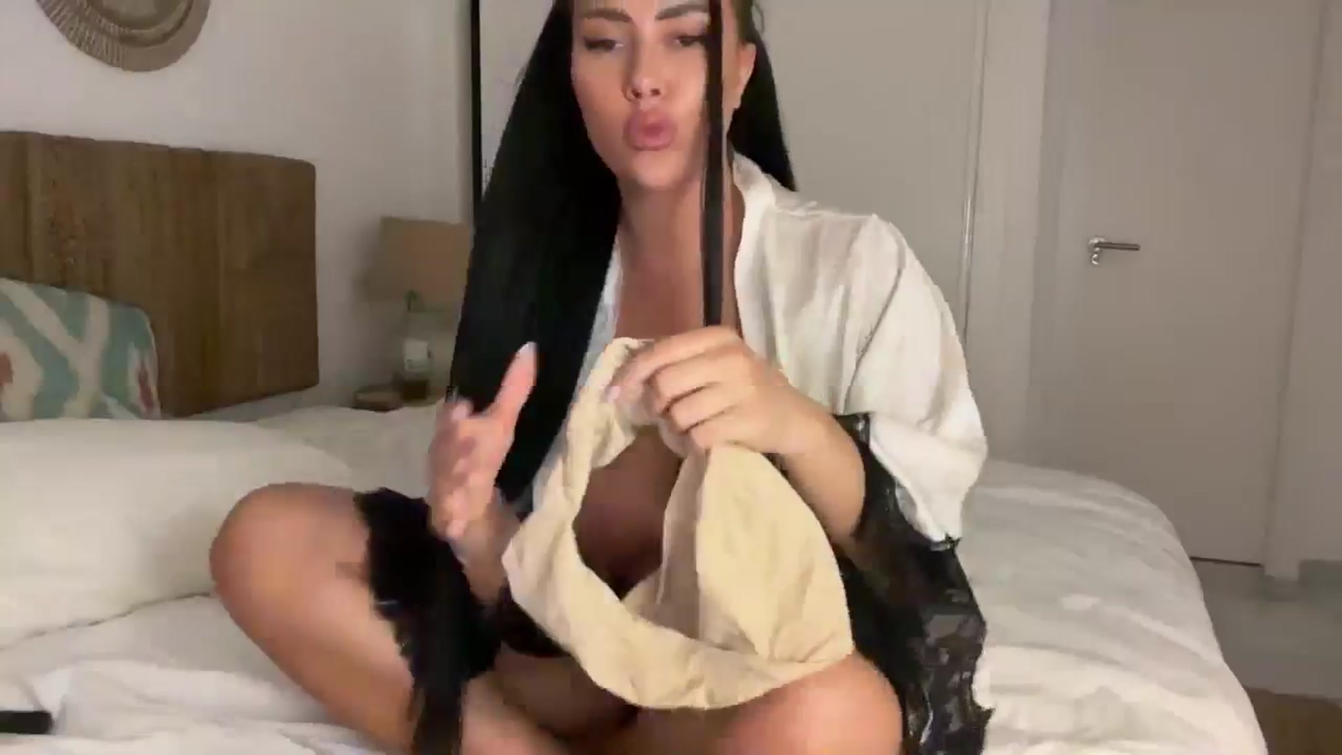 Gallery image thumbnail from Sweetylinaa's myfreecams stream on, 11/03/2025, 20:31 image 16 of 20