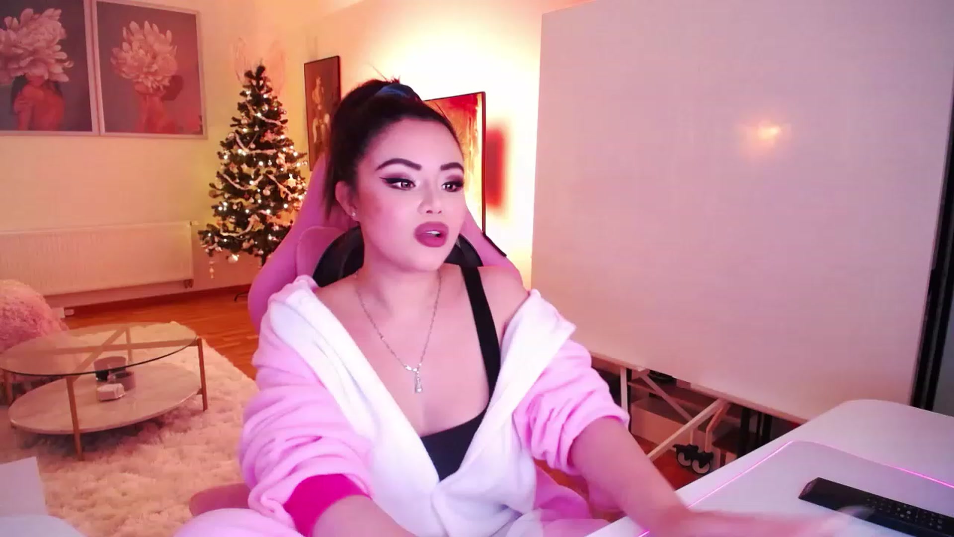 Gallery image thumbnail from SwtSunny's myfreecams stream on, 11/19/2022, 04:05 image 2 of 20