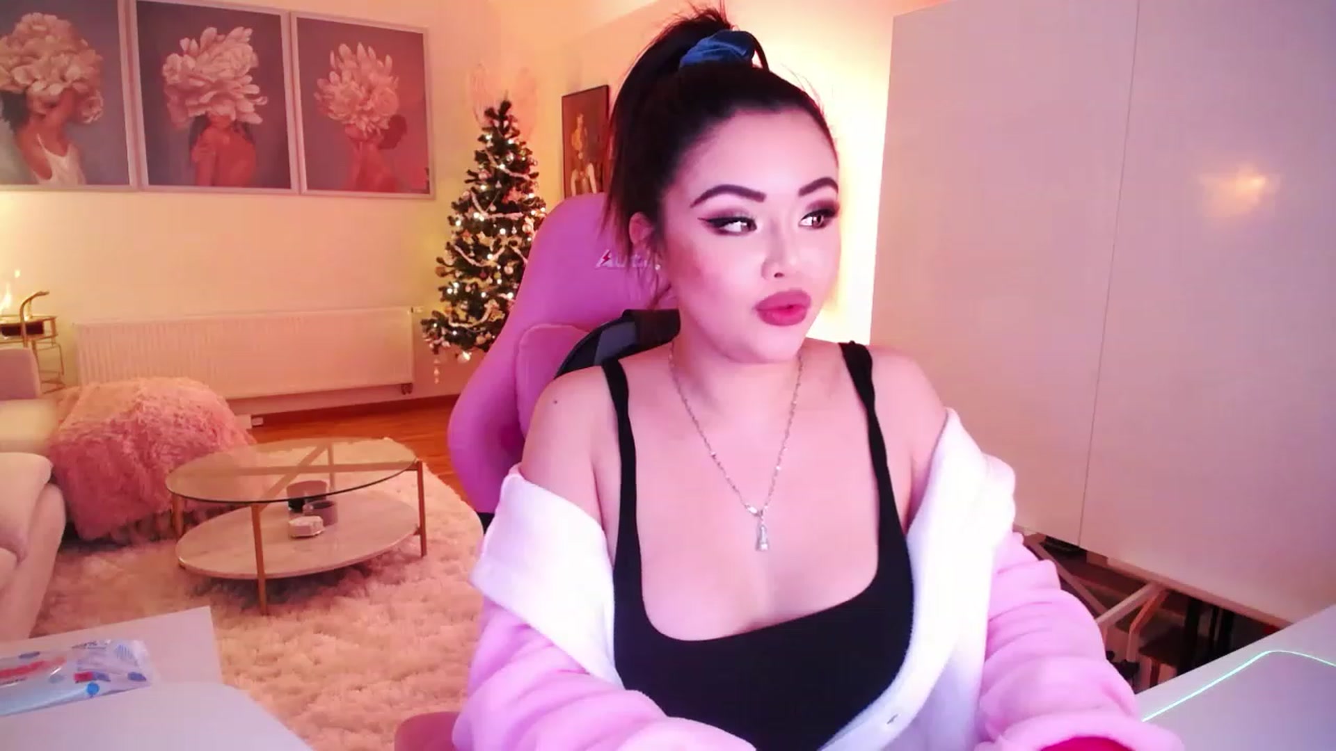 Gallery image thumbnail from SwtSunny's myfreecams stream on, 11/19/2022, 04:05 image 16 of 20