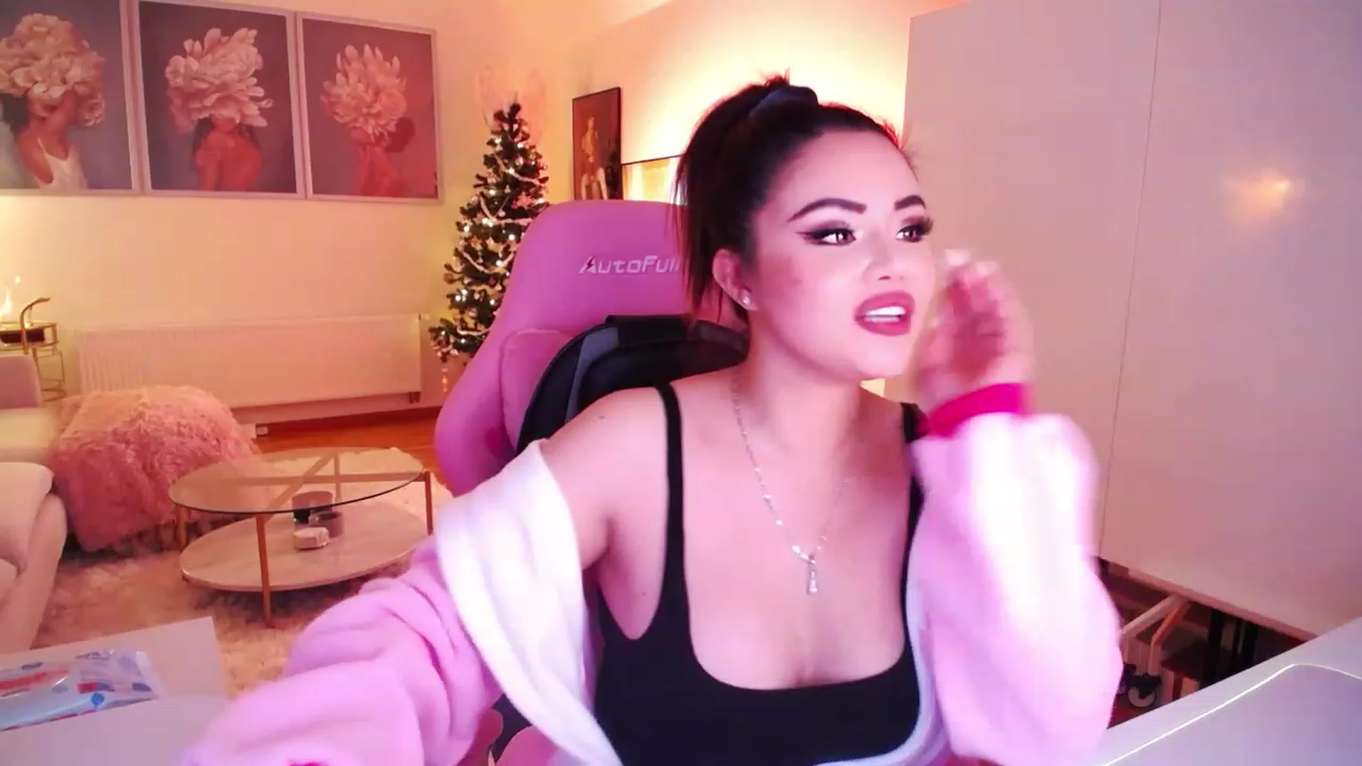 Gallery image thumbnail from SwtSunny's myfreecams stream on, 11/19/2022, 04:05 image 20 of 20