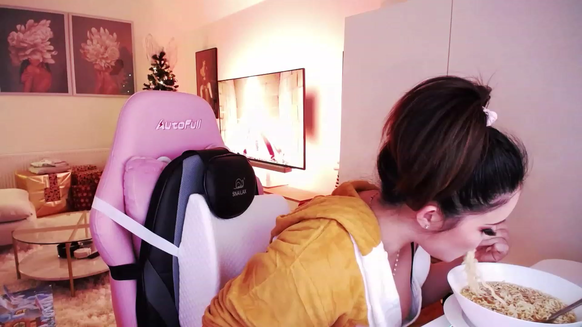 Gallery image thumbnail from SwtSunny's myfreecams stream on, 12/09/2022, 24:18 image 9 of 20