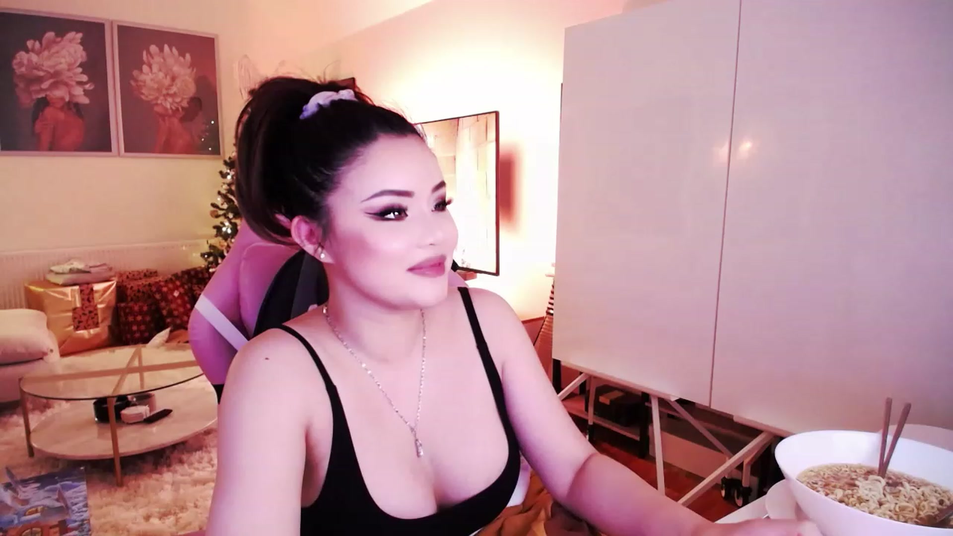 Gallery image thumbnail from SwtSunny's myfreecams stream on, 12/09/2022, 24:18 image 10 of 20