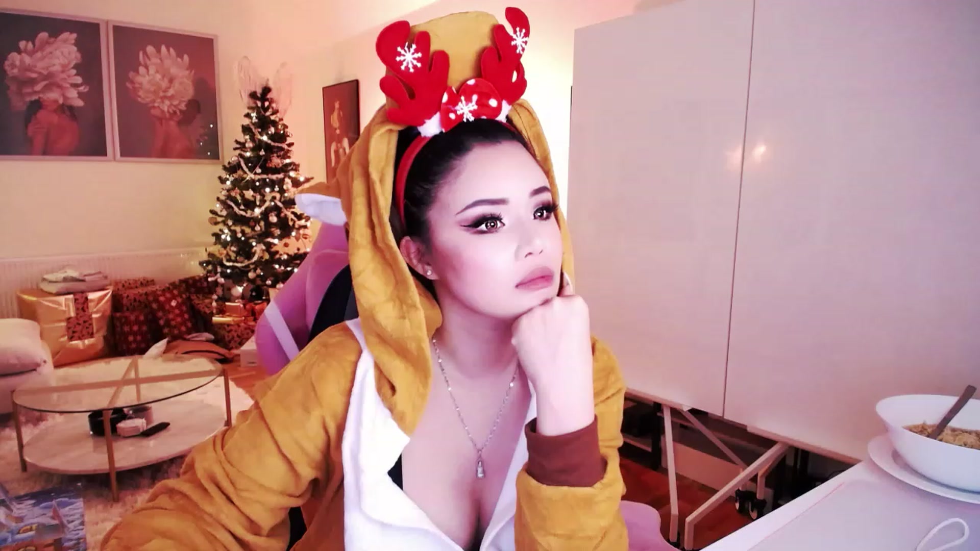 Gallery image thumbnail from SwtSunny's myfreecams stream on, 12/09/2022, 24:18 image 15 of 20