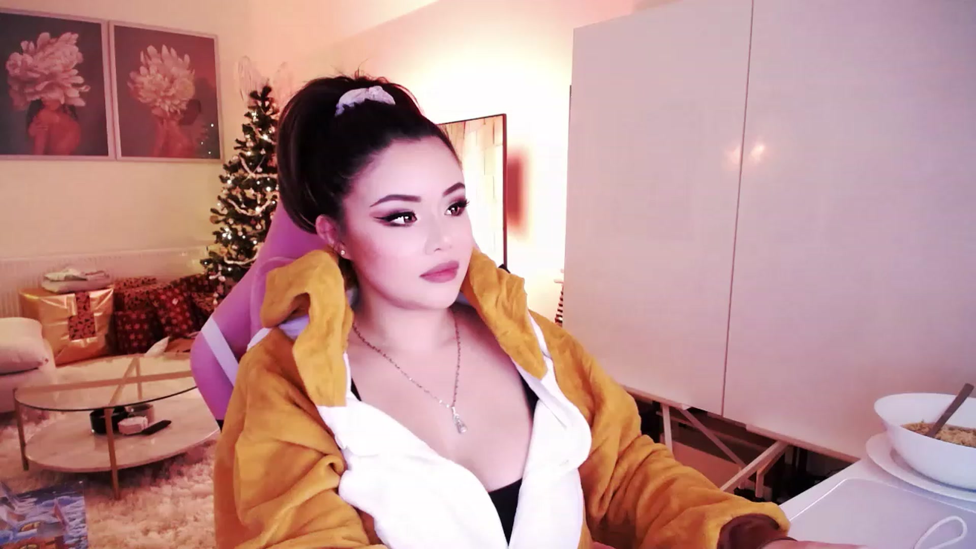 Gallery image thumbnail from SwtSunny's myfreecams stream on, 12/09/2022, 24:18 image 13 of 20