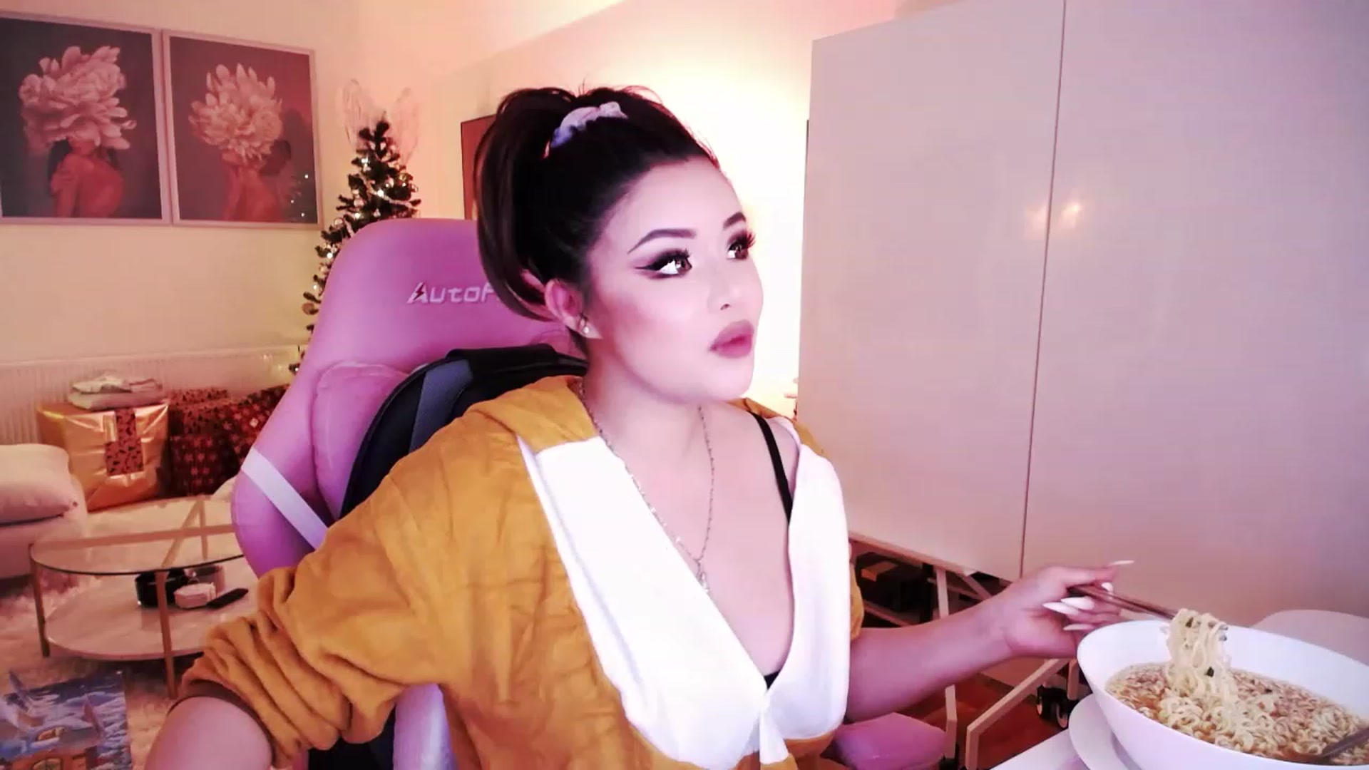 Gallery image thumbnail from SwtSunny's myfreecams stream on, 12/09/2022, 24:18 image 8 of 20