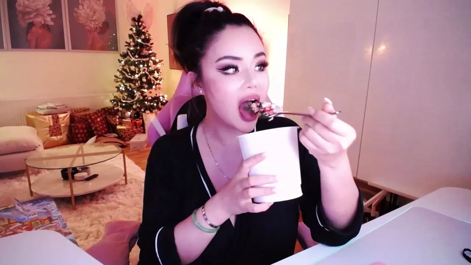 Gallery image thumbnail from SwtSunny's myfreecams stream on, 12/10/2022, 03:16 image 20 of 20