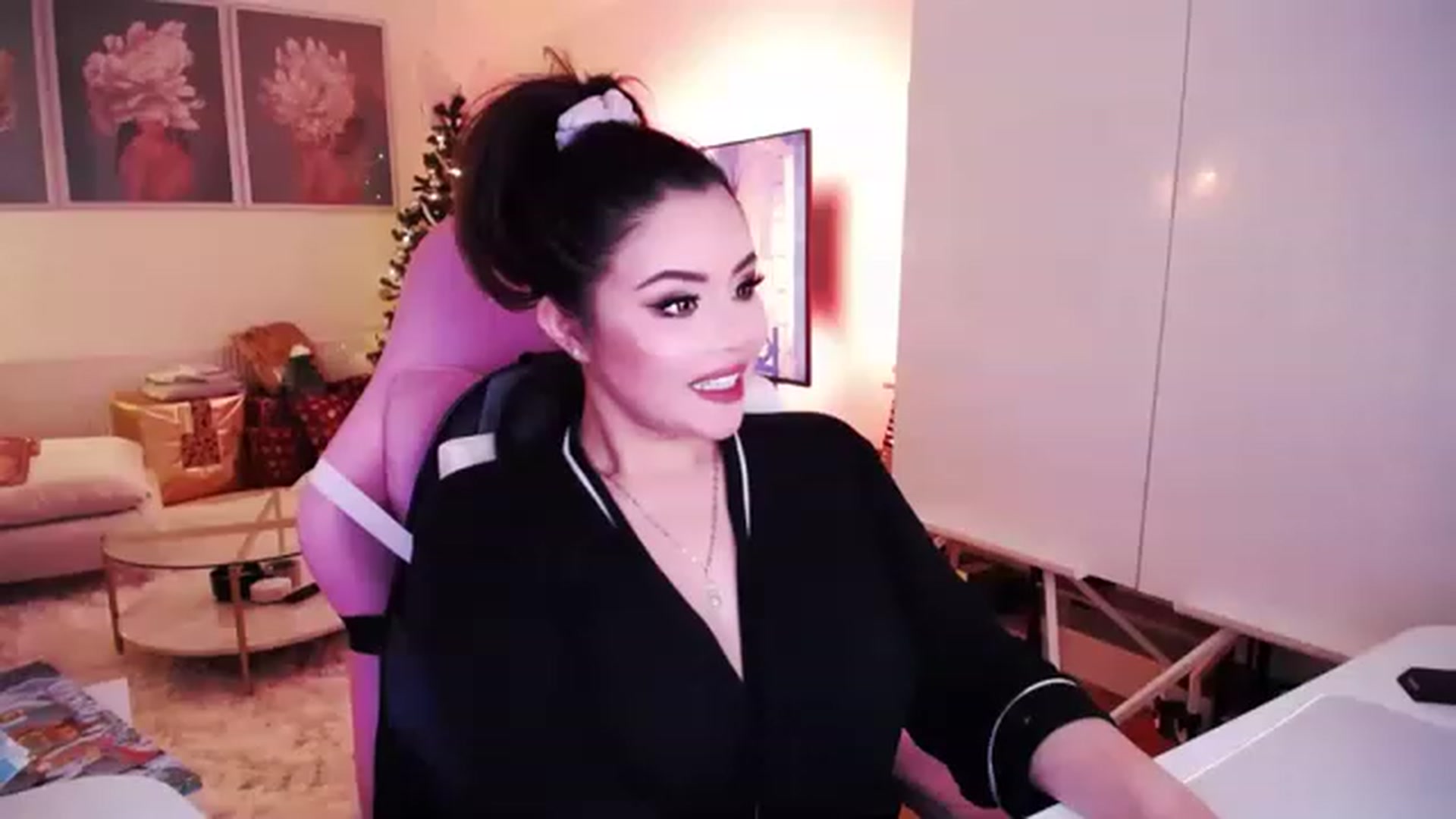 Gallery image thumbnail from SwtSunny's myfreecams stream on, 12/11/2022, 02:51 image 20 of 20