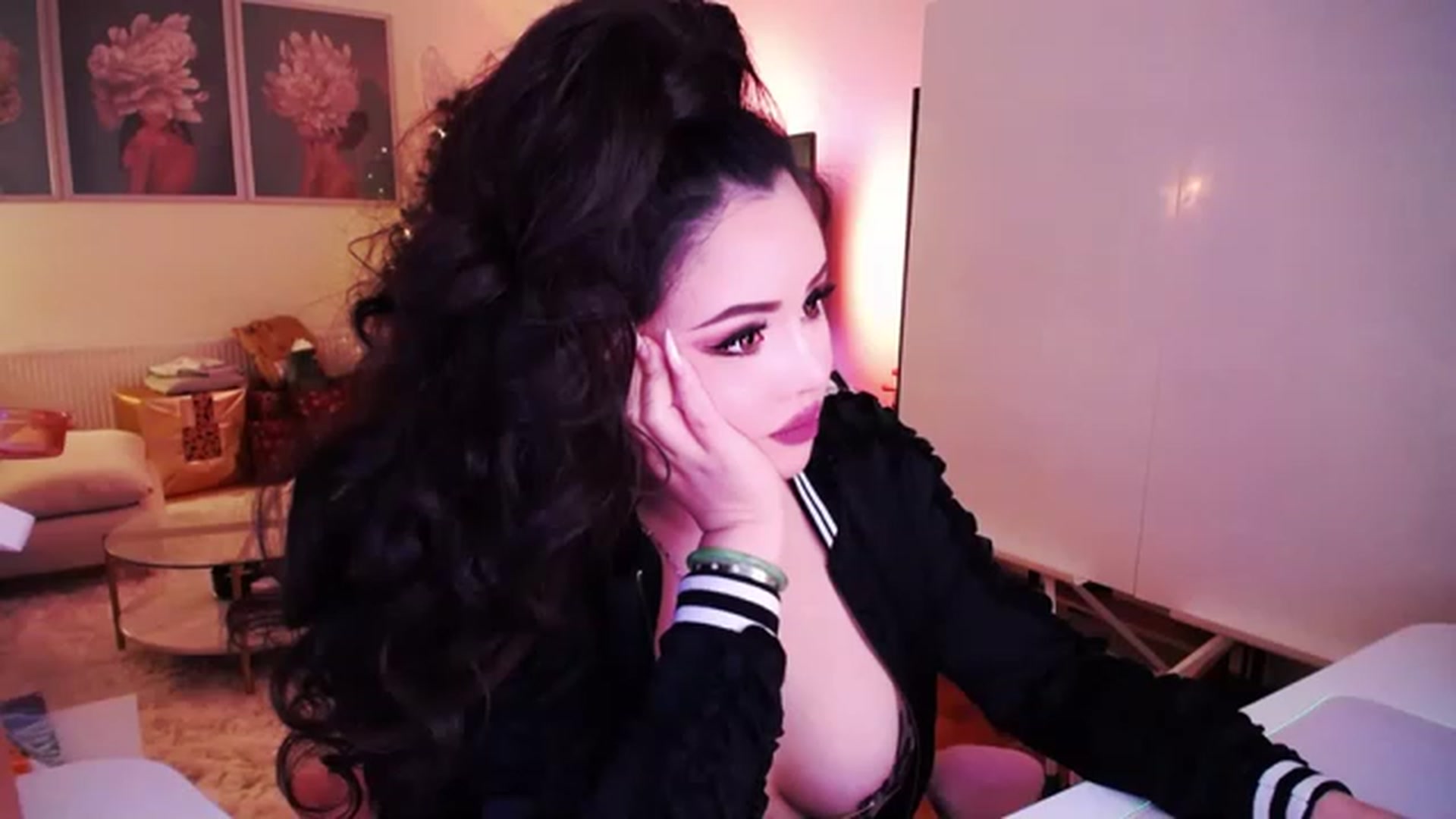 Gallery image thumbnail from SwtSunny's myfreecams stream on, 12/15/2022, 06:48 image 4 of 20