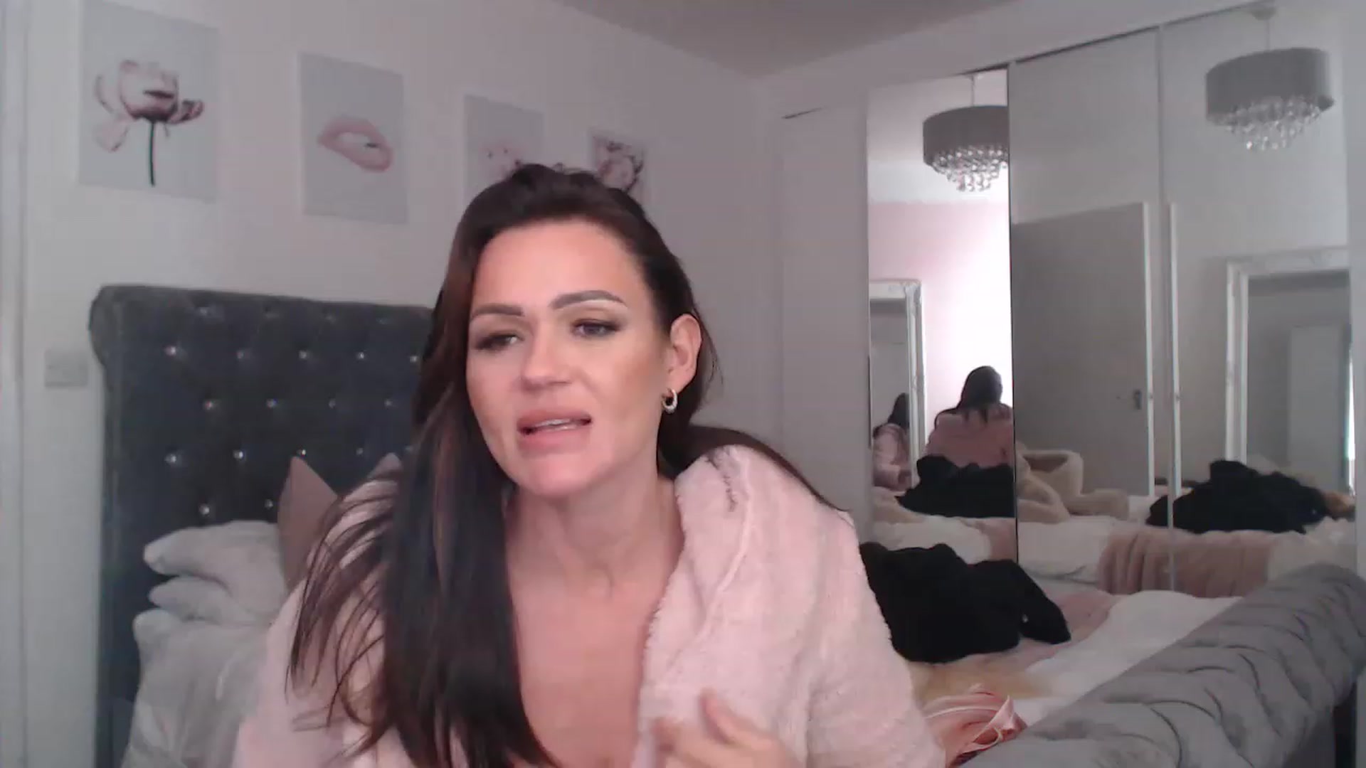 Gallery image thumbnail from SxybrtishMILF's myfreecams stream on, 11/14/2022, 17:56 image 15 of 20