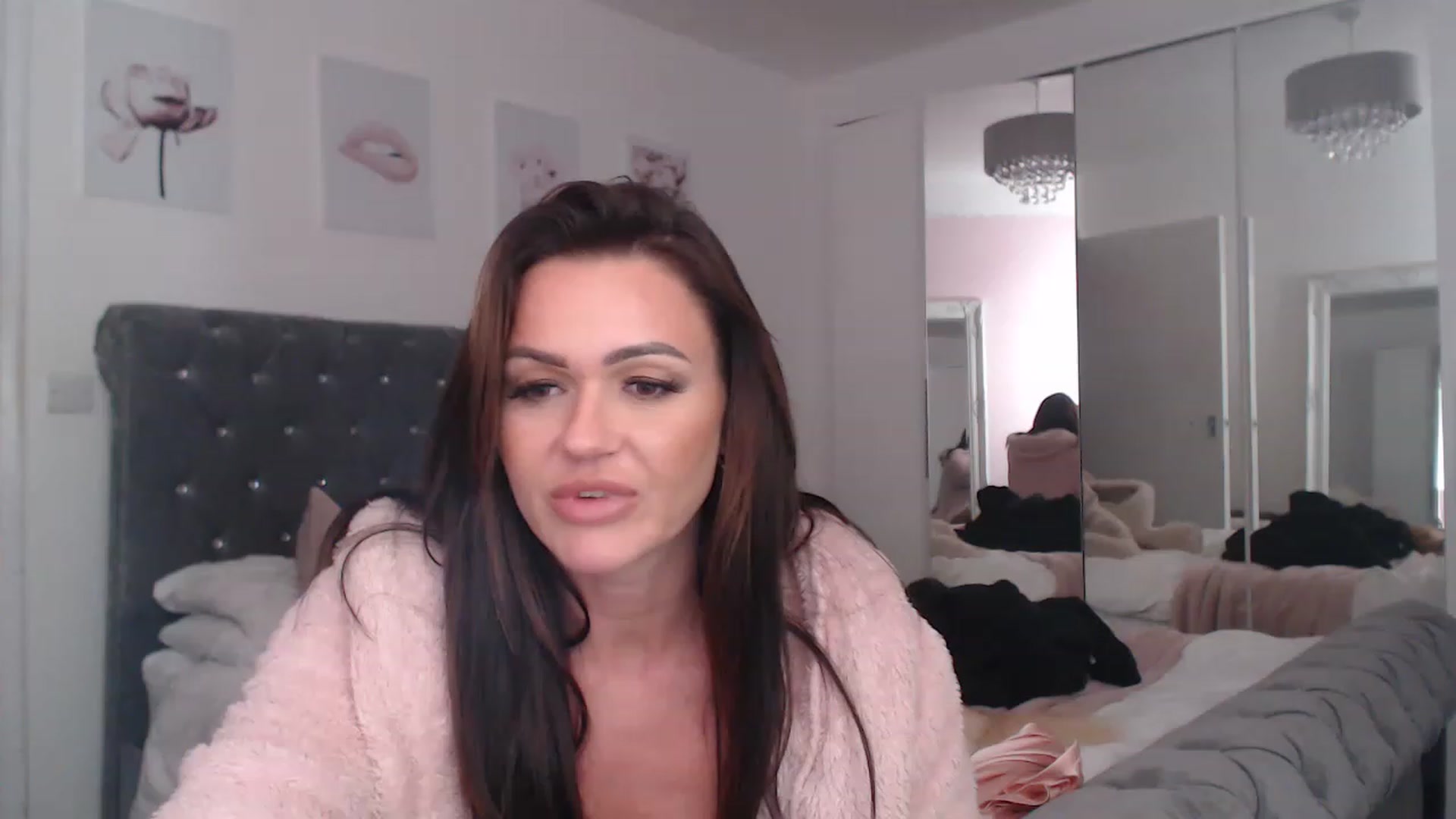 Gallery image thumbnail from SxybrtishMILF's myfreecams stream on, 11/14/2022, 17:56 image 16 of 20
