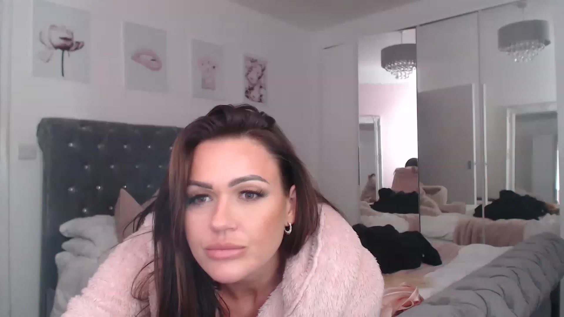 Gallery image thumbnail from SxybrtishMILF's myfreecams stream on, 11/14/2022, 17:56 image 14 of 20