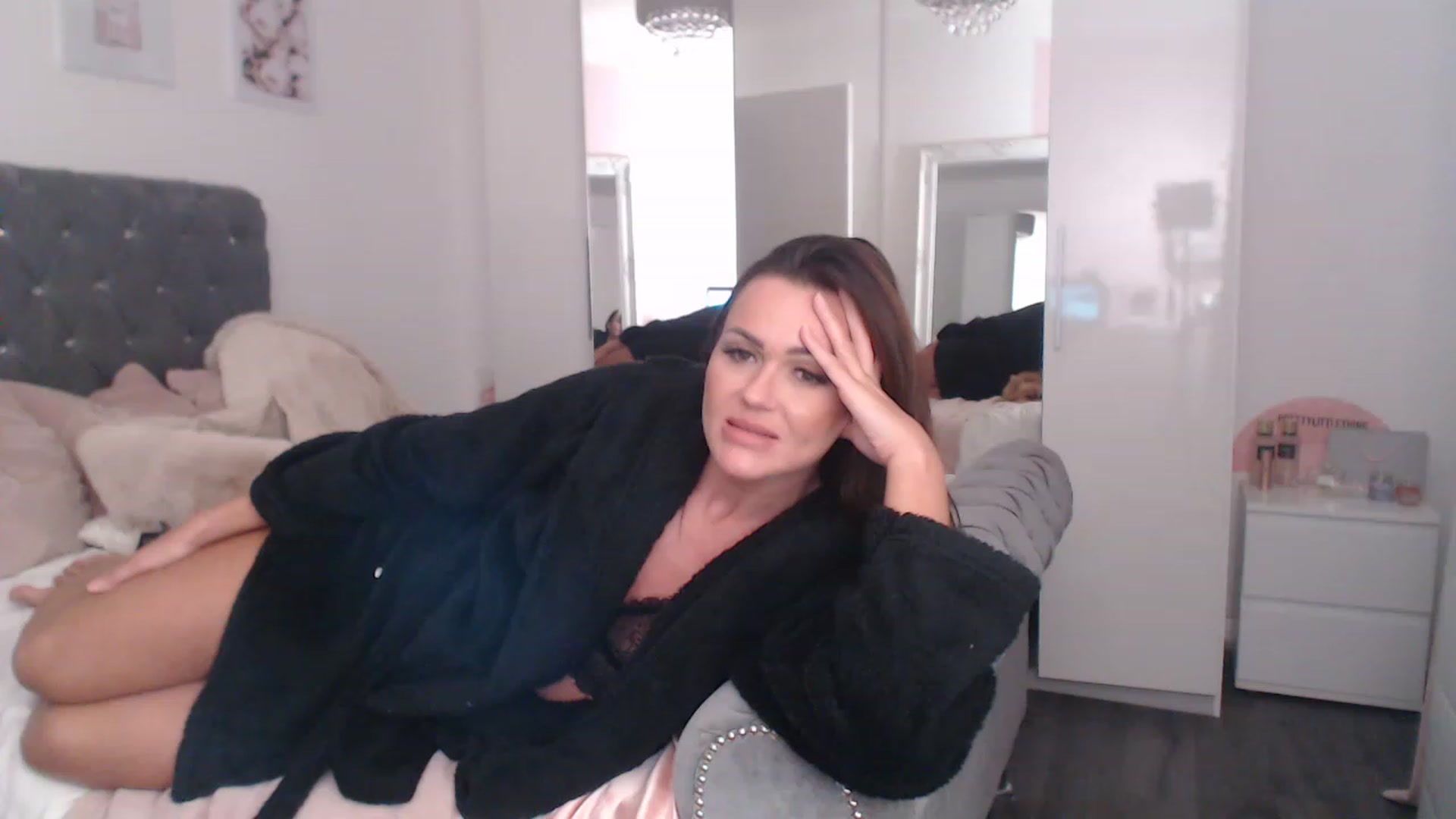 Gallery image thumbnail from SxybrtishMILF's myfreecams stream on, 11/14/2022, 18:26 image 4 of 20
