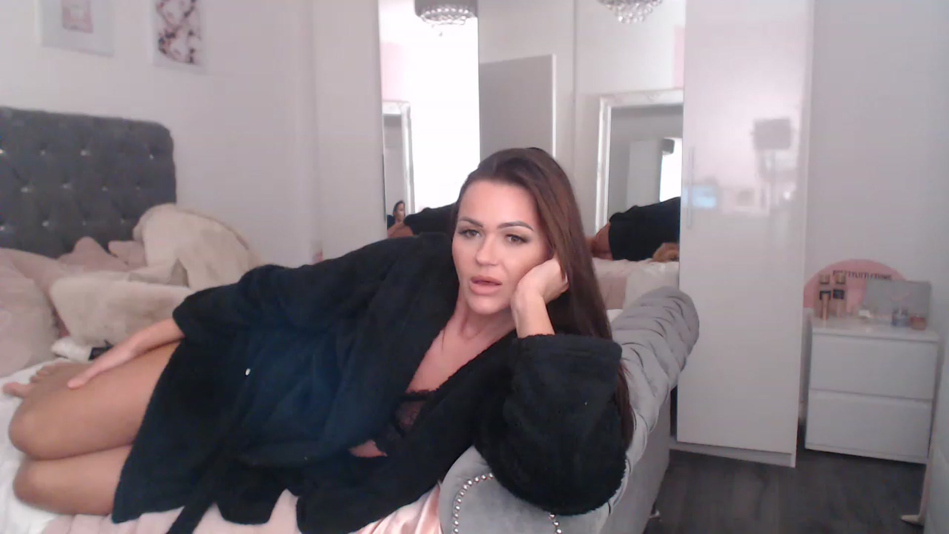 Gallery image thumbnail from SxybrtishMILF's myfreecams stream on, 11/14/2022, 18:26 image 5 of 20