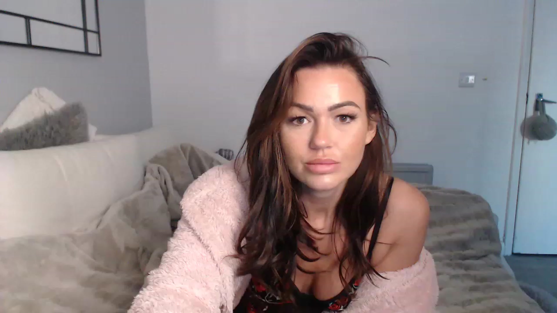 Gallery image thumbnail from SxybrtishMILF's myfreecams stream on, 12/16/2022, 09:25 image 13 of 20