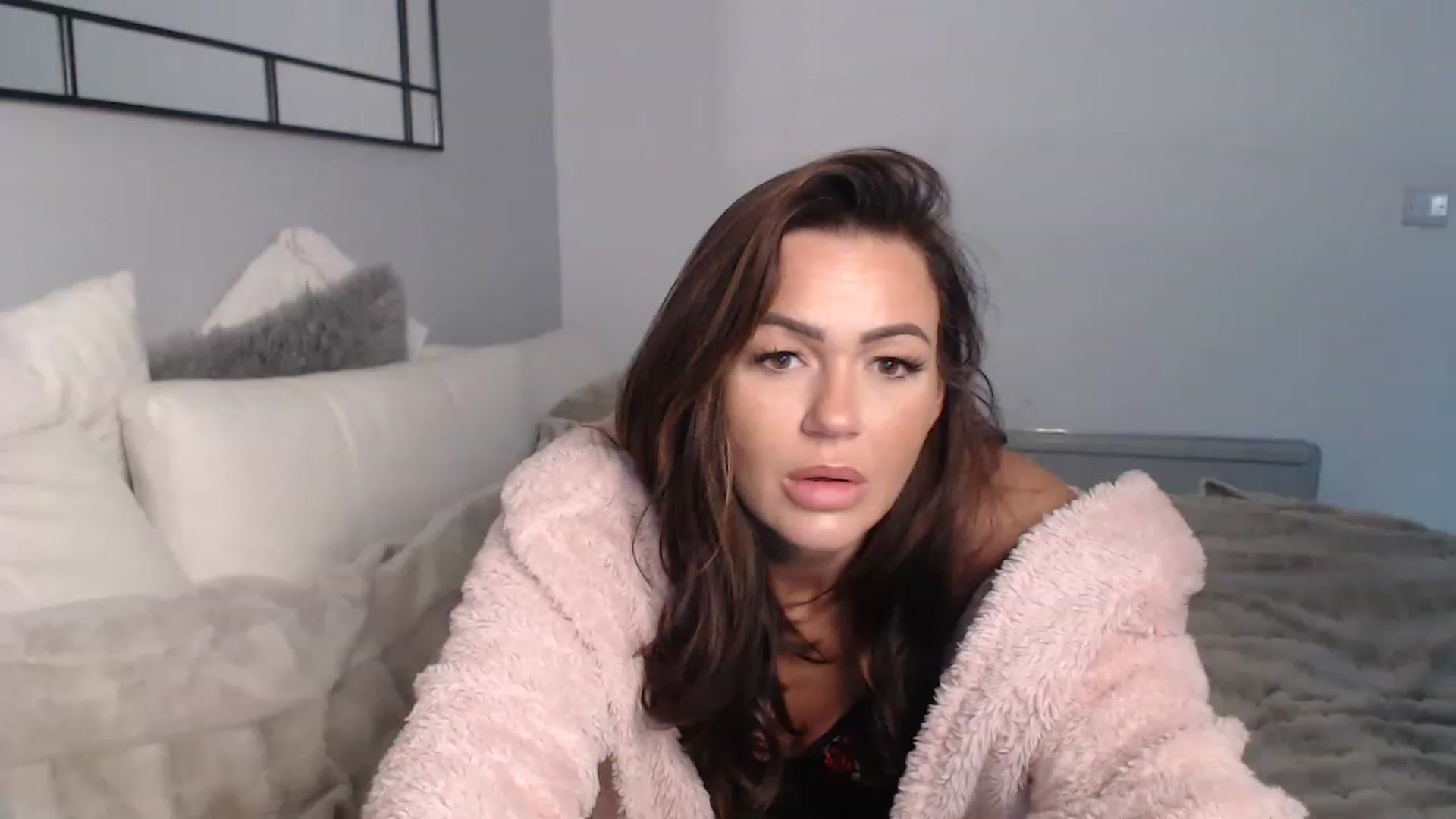 Gallery image thumbnail from SxybrtishMILF's myfreecams stream on, 12/16/2022, 09:25 image 1 of 20