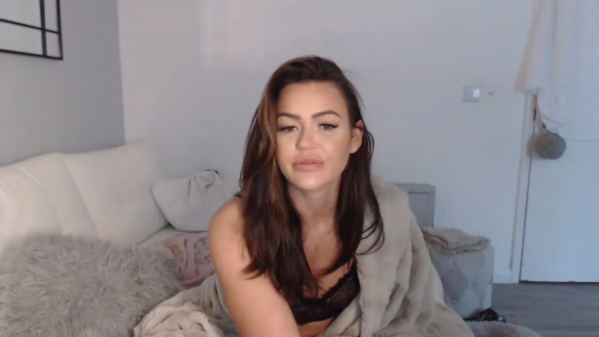 Gallery image thumbnail from SxybrtishMILF's myfreecams stream on, 12/20/2022, 10:40 image 1 of 20