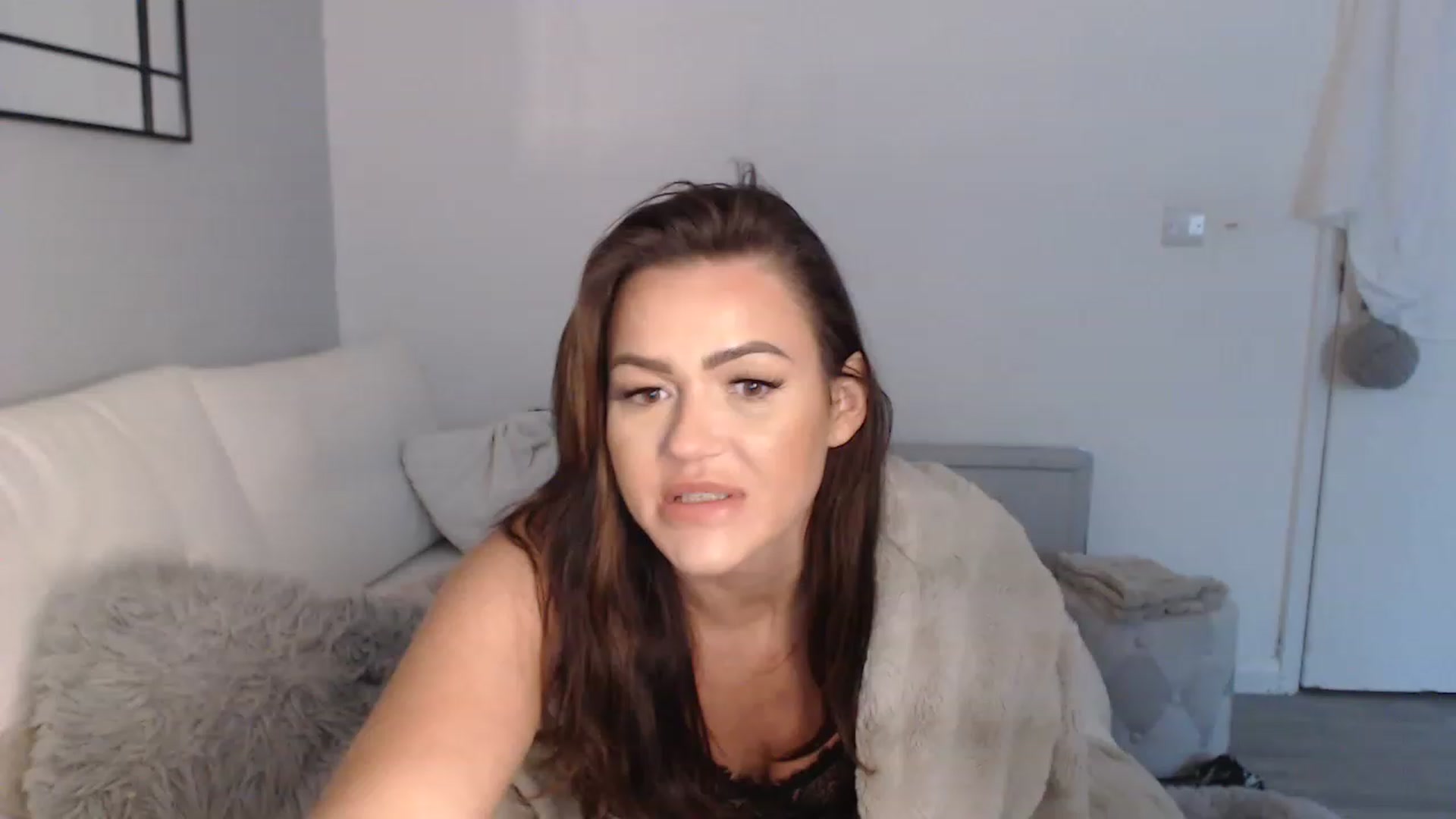 Gallery image thumbnail from SxybrtishMILF's myfreecams stream on, 12/20/2022, 10:40 image 4 of 20