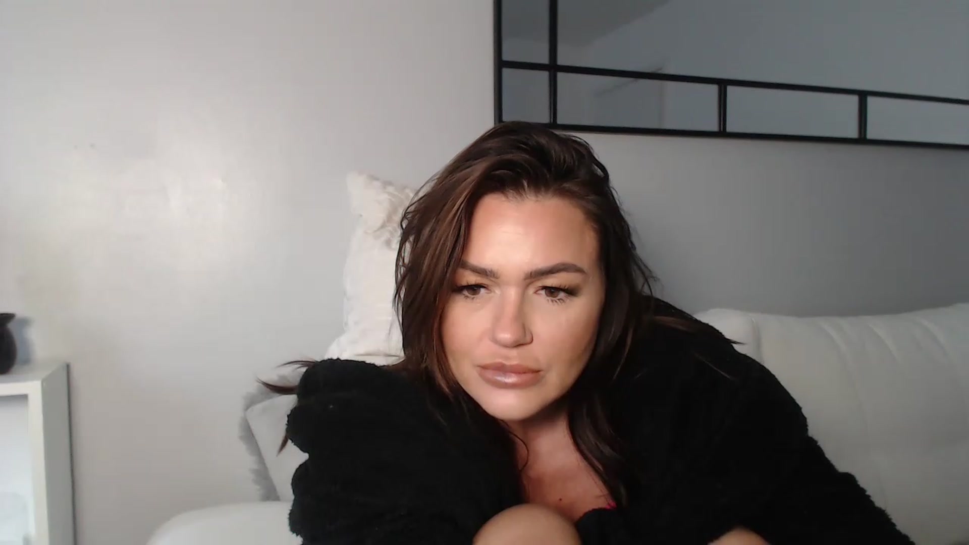 Gallery image thumbnail from SxybrtishMILF's myfreecams stream on, 01/03/2023, 09:38 image 5 of 20