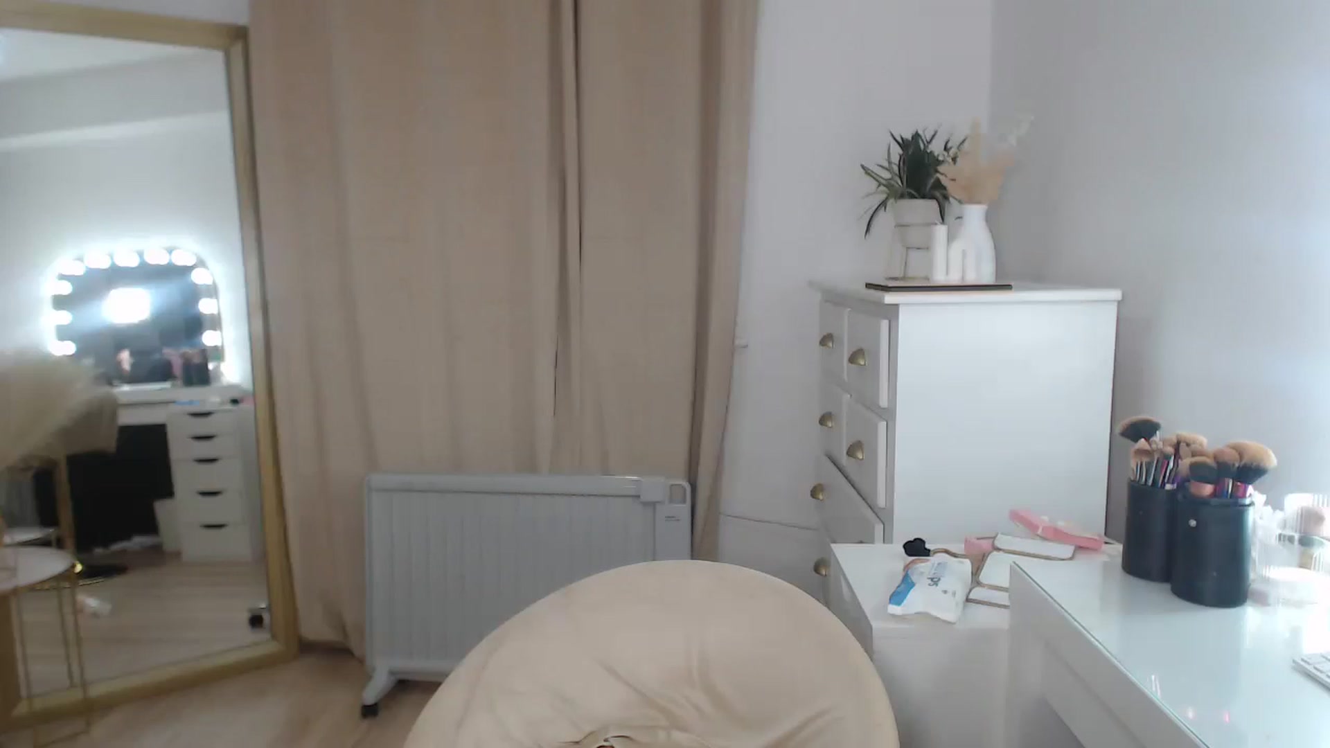 Gallery image thumbnail from SxybrtishMILF's myfreecams stream on, 02/17/2023, 18:14 image 4 of 20
