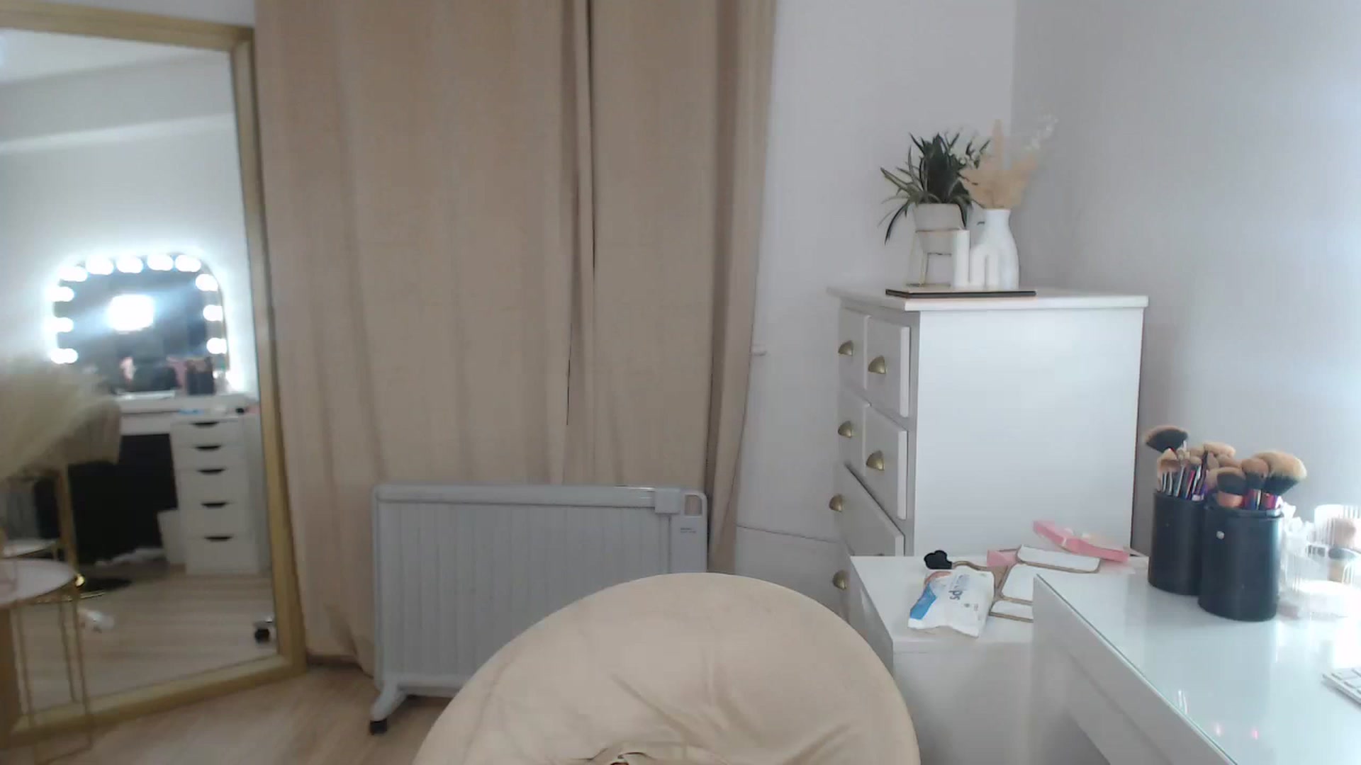 Gallery image thumbnail from SxybrtishMILF's myfreecams stream on, 02/17/2023, 18:14 image 5 of 20