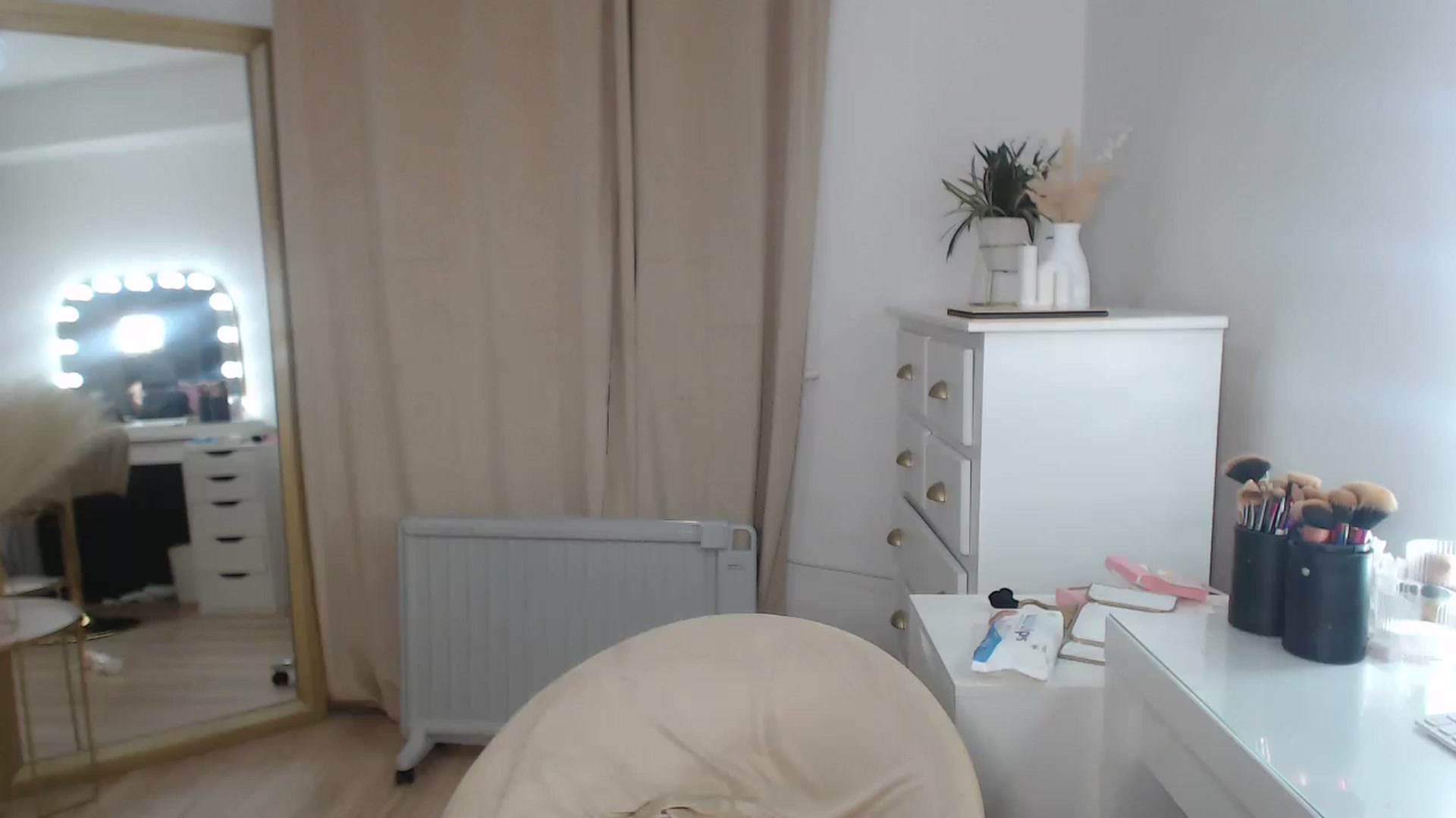 Gallery image thumbnail from SxybrtishMILF's myfreecams stream on, 02/17/2023, 18:14 image 1 of 20