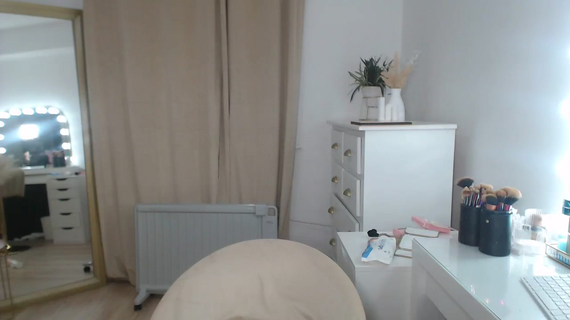 Gallery image thumbnail from SxybrtishMILF's myfreecams stream on, 02/17/2023, 18:14 image 18 of 20