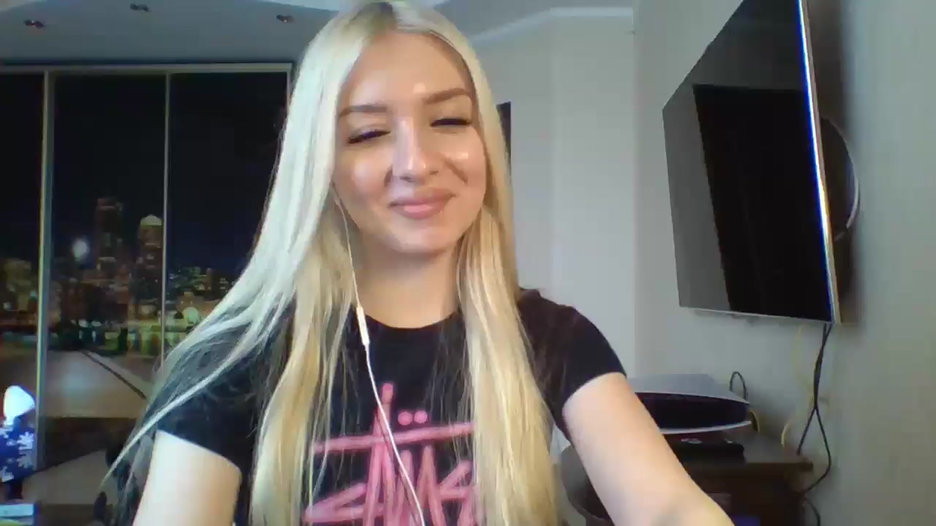 Gallery image thumbnail from SyndyRein's myfreecams stream on, 05/01/2026, 12:01 image 20 of 20