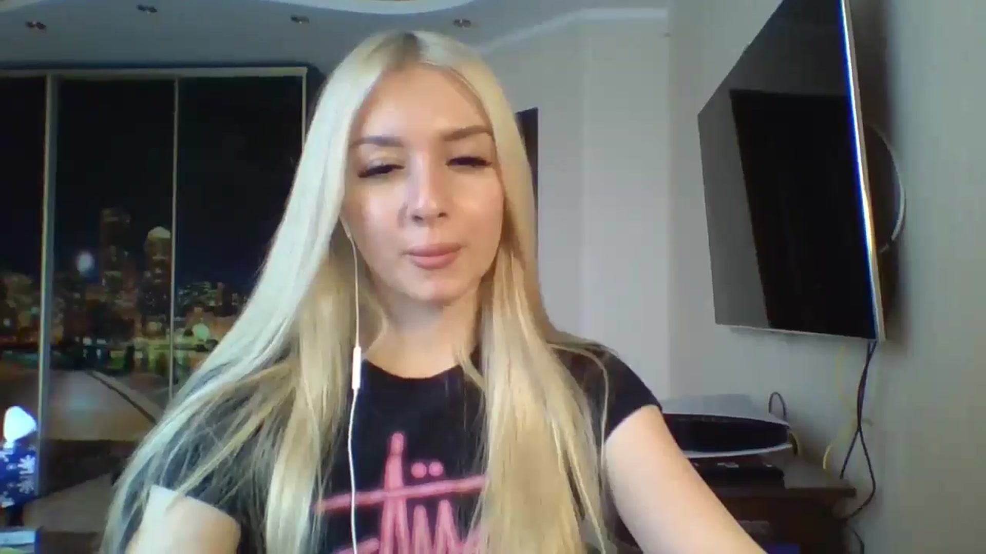 Gallery image thumbnail from SyndyRein's myfreecams stream on, 05/01/2026, 12:01 image 14 of 20