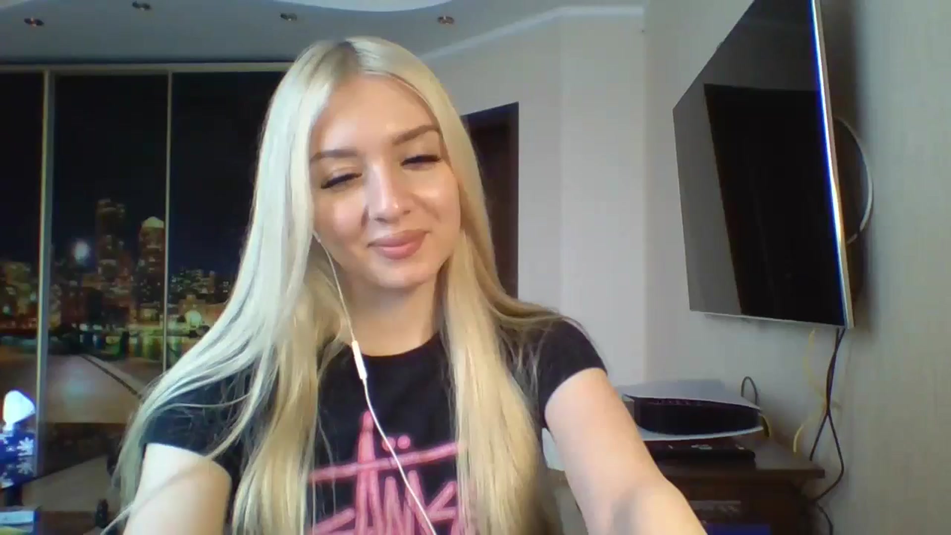 Gallery image thumbnail from SyndyRein's myfreecams stream on, 05/01/2026, 12:01 image 17 of 20