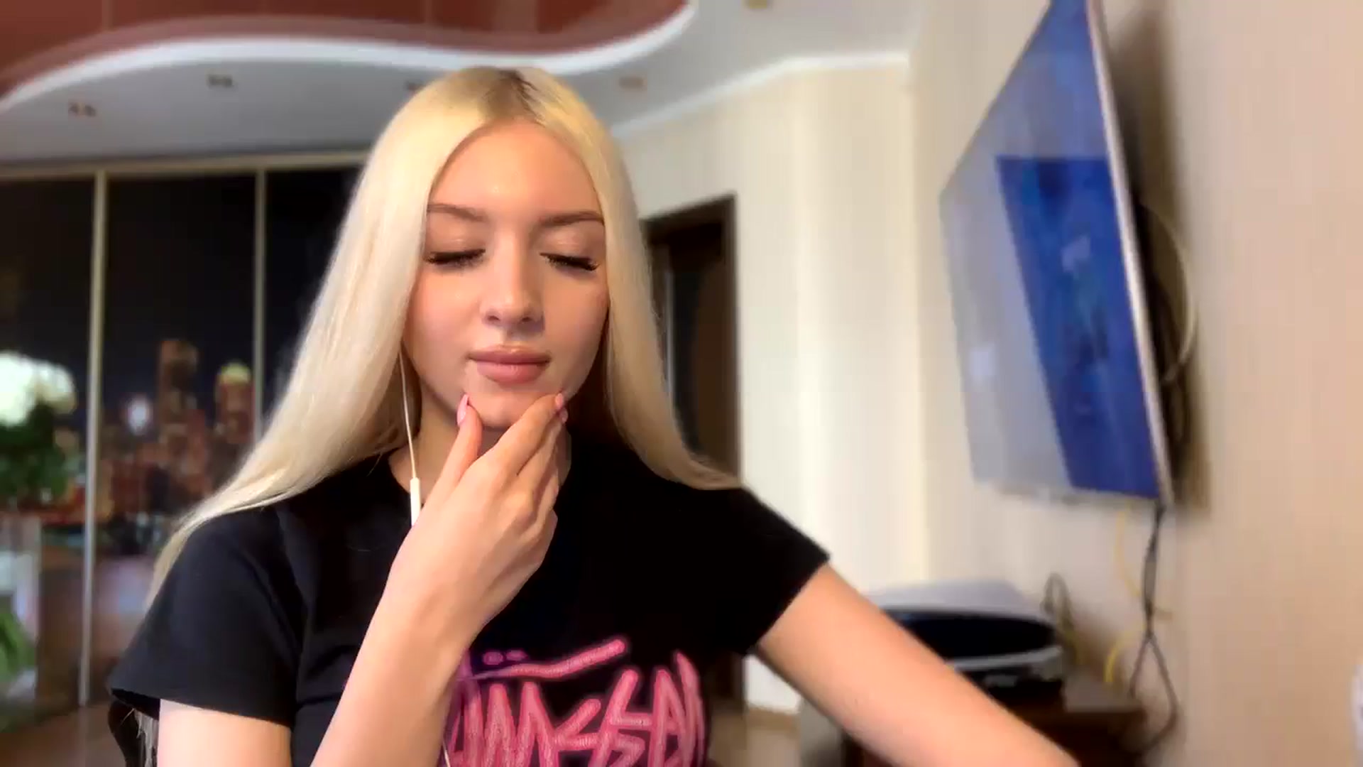 Gallery image thumbnail from SyndyRein's myfreecams stream on, 05/05/2026, 10:45 image 7 of 20