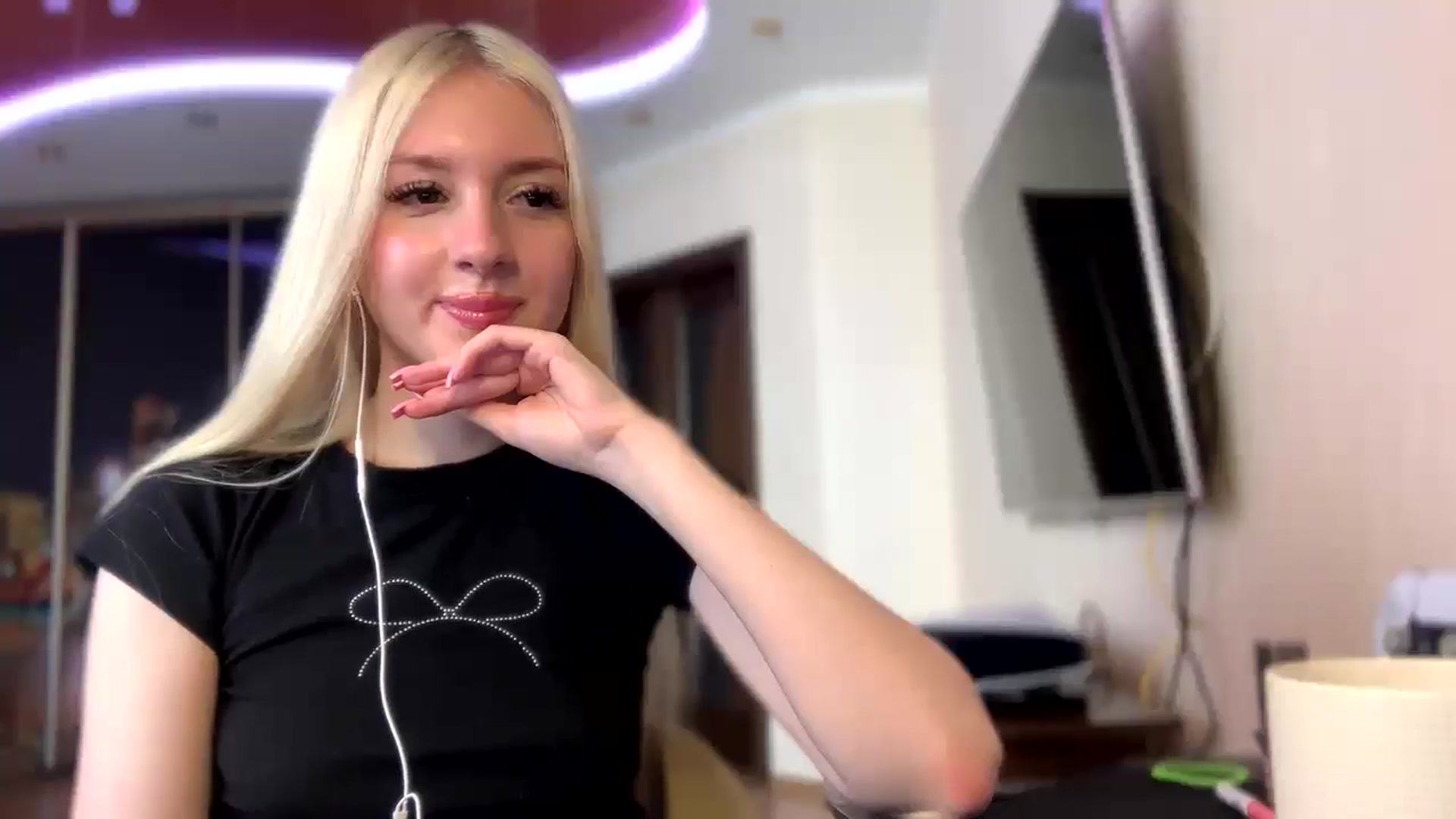 Gallery image thumbnail from SyndyRein's myfreecams stream on, 05/06/2026, 11:30 image 17 of 20