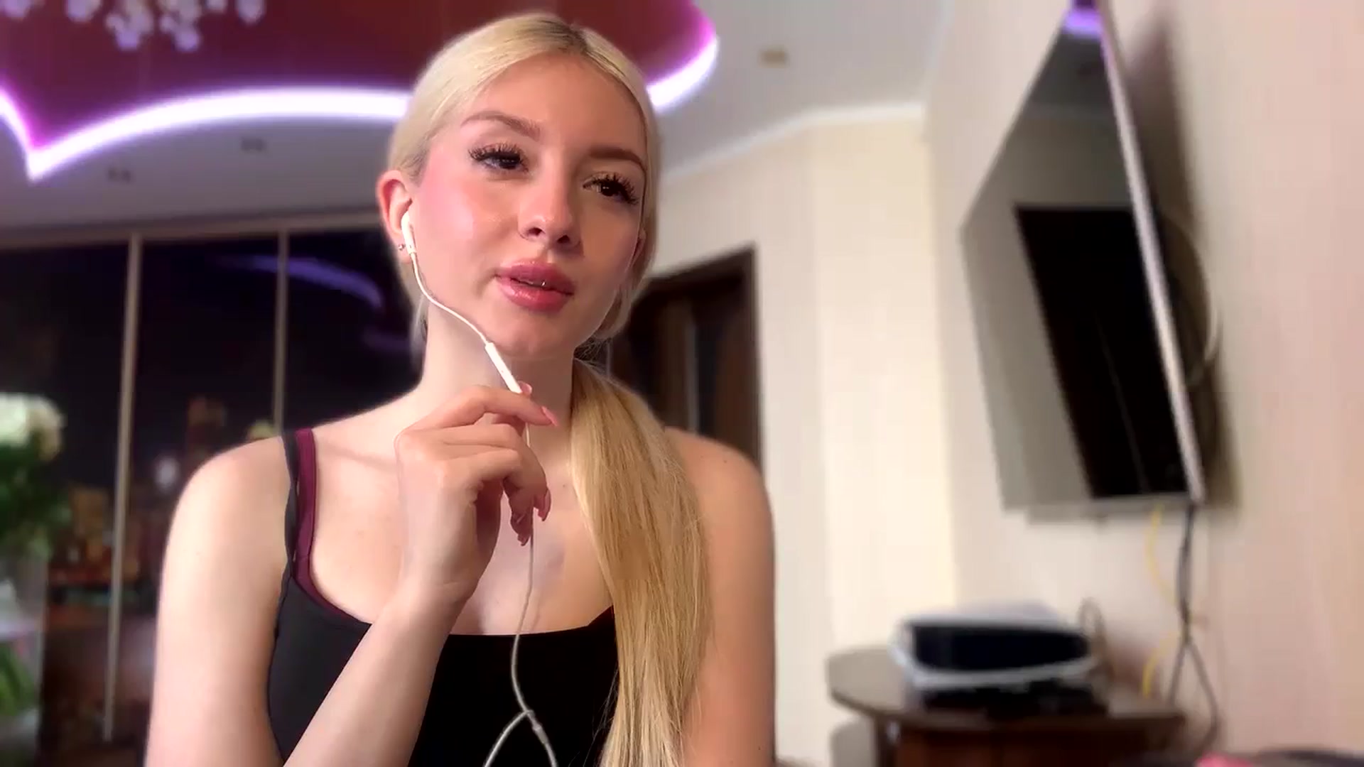 Gallery image thumbnail from SyndyRein's myfreecams stream on, 05/07/2026, 12:24 image 17 of 20