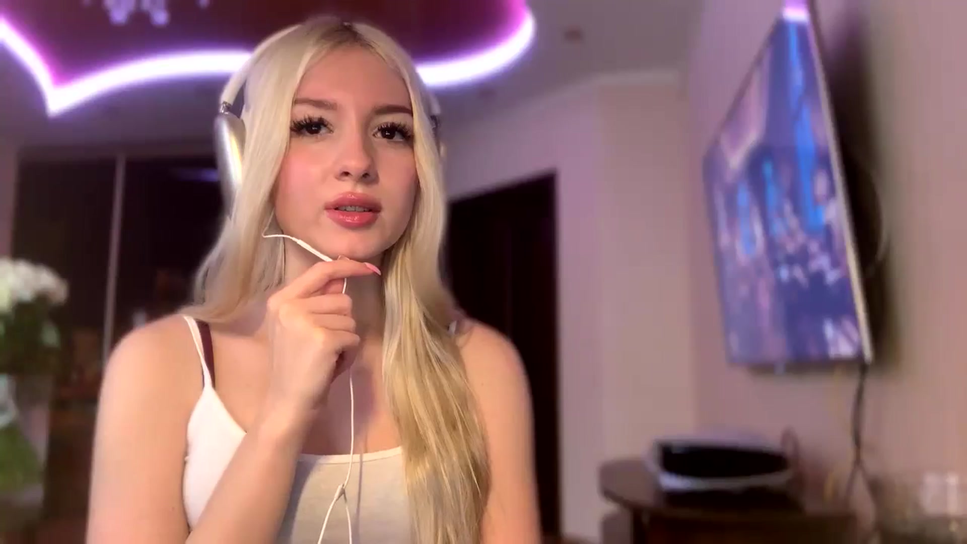 Gallery image thumbnail from SyndyRein's myfreecams stream on, 05/08/2026, 11:14 image 4 of 20