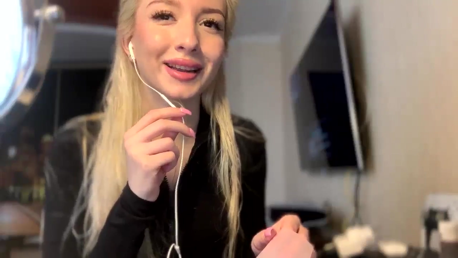 Gallery image thumbnail from SyndyRein's myfreecams stream on, 05/10/2026, 10:35 image 19 of 20
