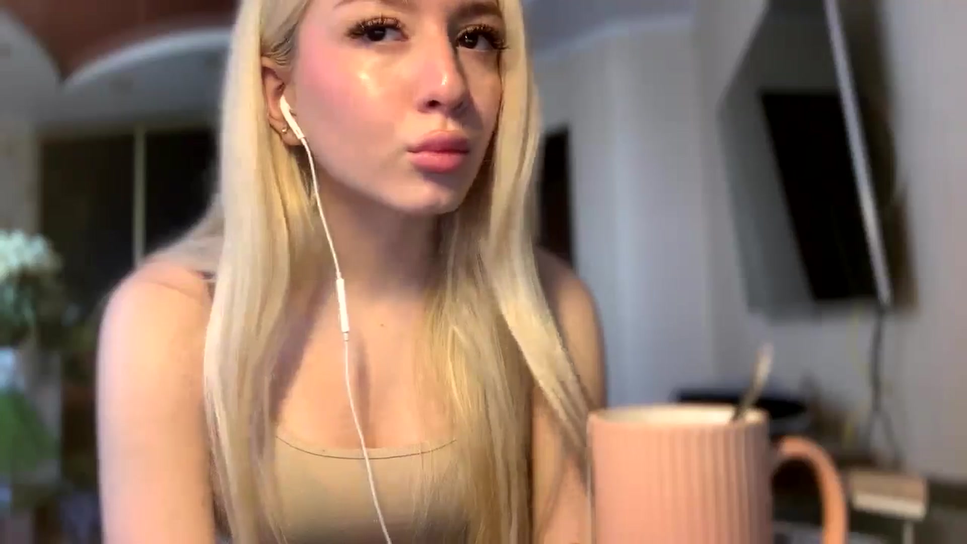 Gallery image thumbnail from SyndyRein's myfreecams stream on, 05/11/2026, 09:30 image 13 of 20