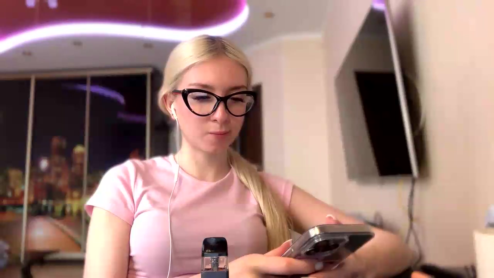Gallery image thumbnail from SyndyRein's myfreecams stream on, 05/12/2026, 12:01 image 9 of 20