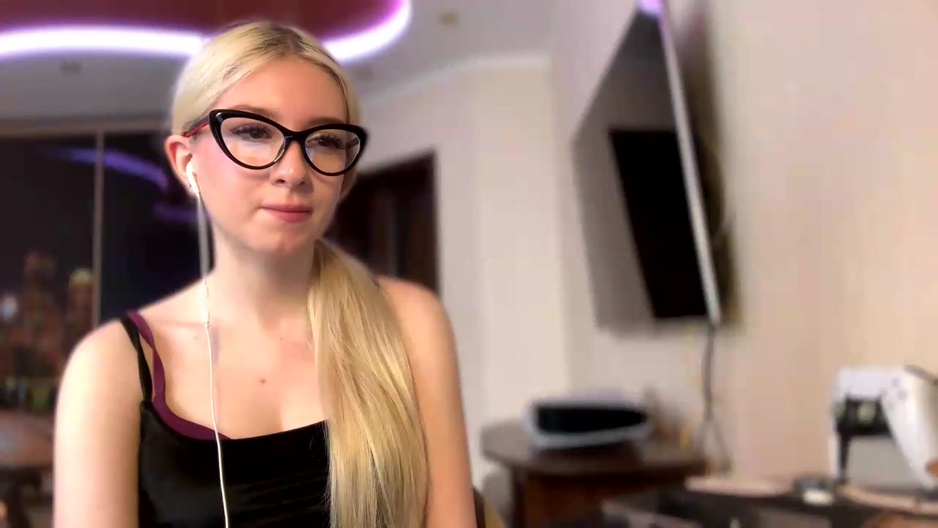Gallery image thumbnail from SyndyRein's myfreecams stream on, 05/13/2026, 09:03 image 9 of 20