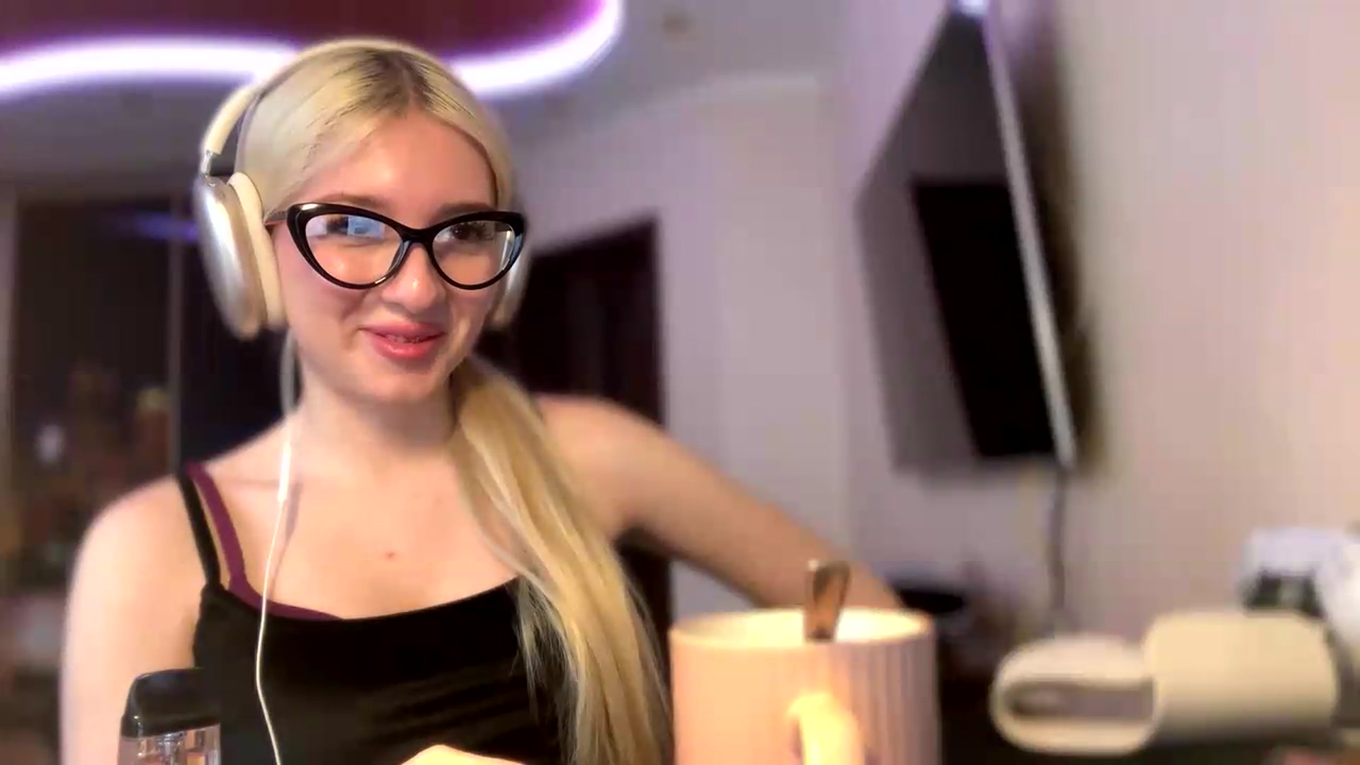 Gallery image thumbnail from SyndyRein's myfreecams stream on, 05/13/2026, 10:22 image 18 of 20