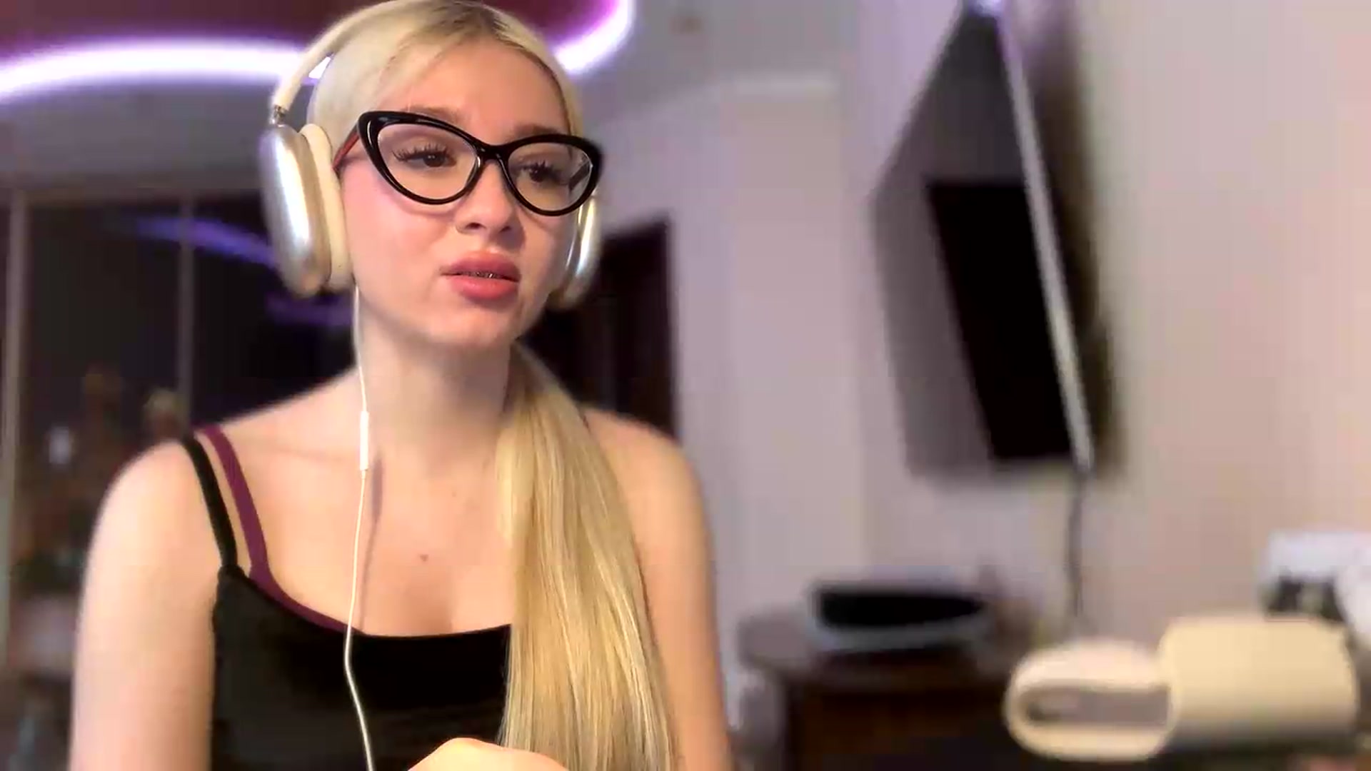 Gallery image thumbnail from SyndyRein's myfreecams stream on, 05/13/2026, 10:22 image 13 of 20