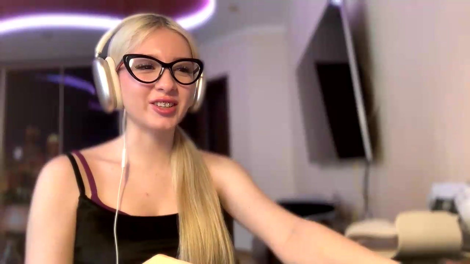 Gallery image thumbnail from SyndyRein's myfreecams stream on, 05/13/2026, 10:22 image 12 of 20